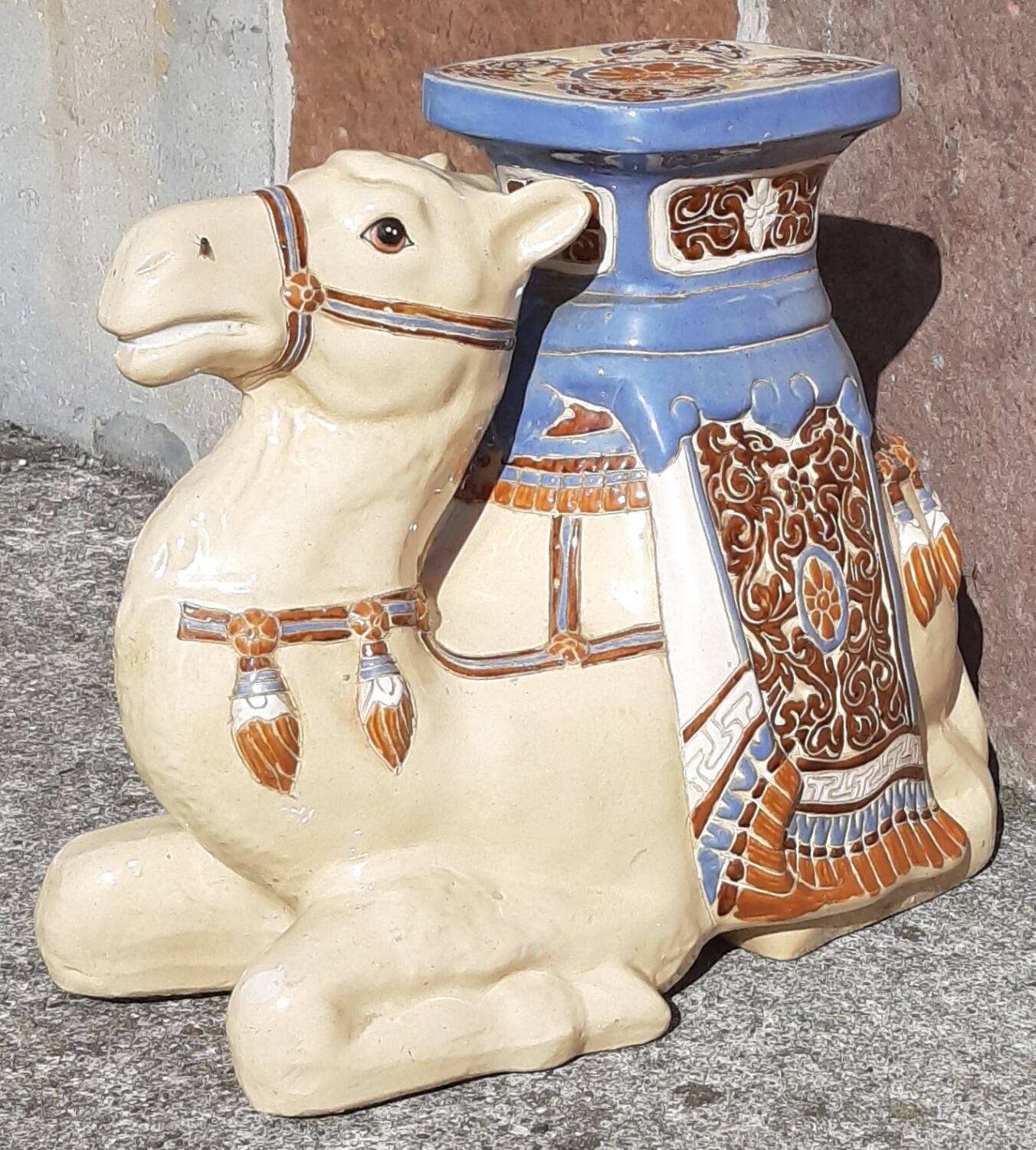 Camel side table in ceramic