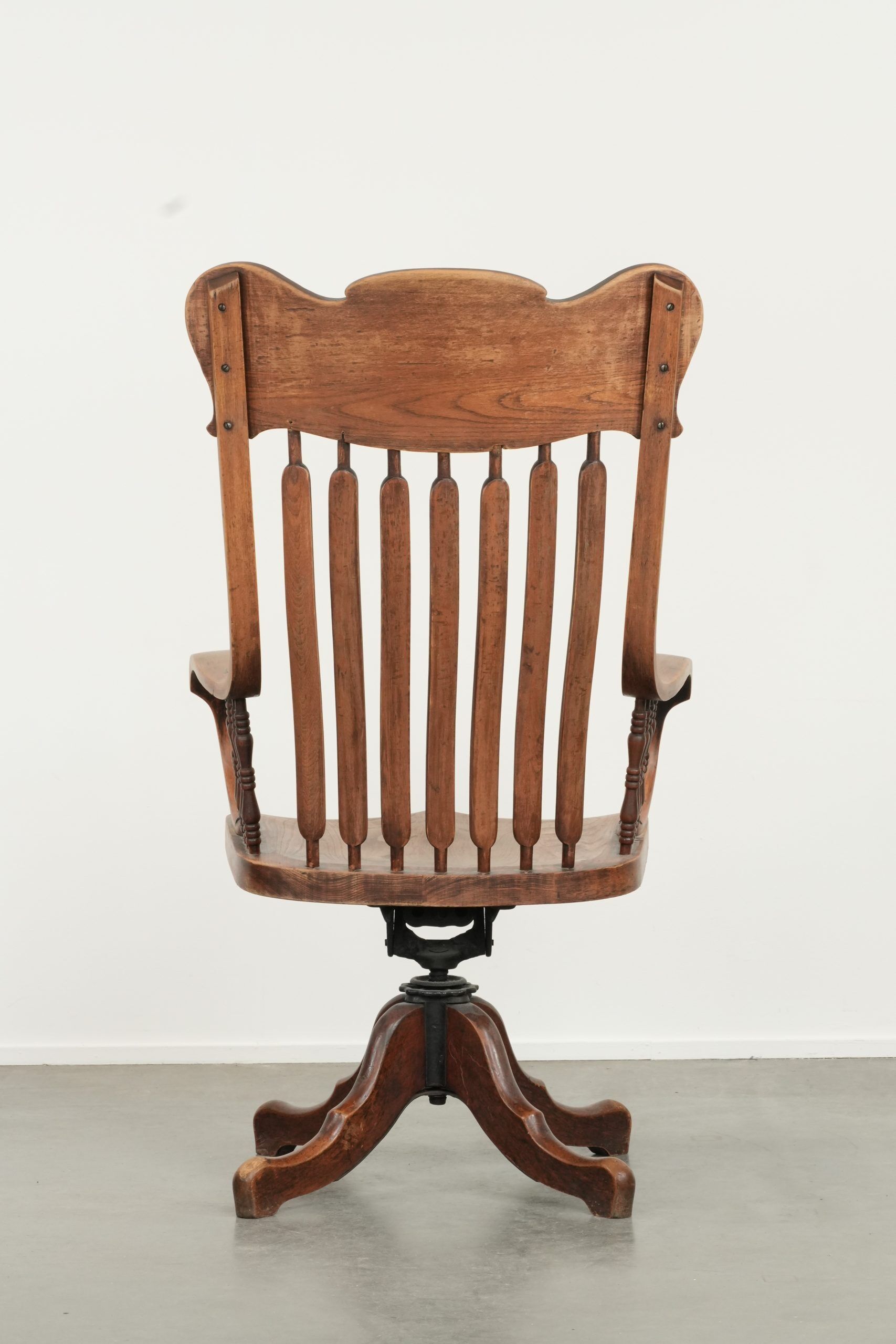 Chaise de bureau charmante avec de belles sculptures en bois du début du 20e siècle.