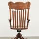 Chaise de bureau charmante avec de belles sculptures en bois du début du 20e siècle.