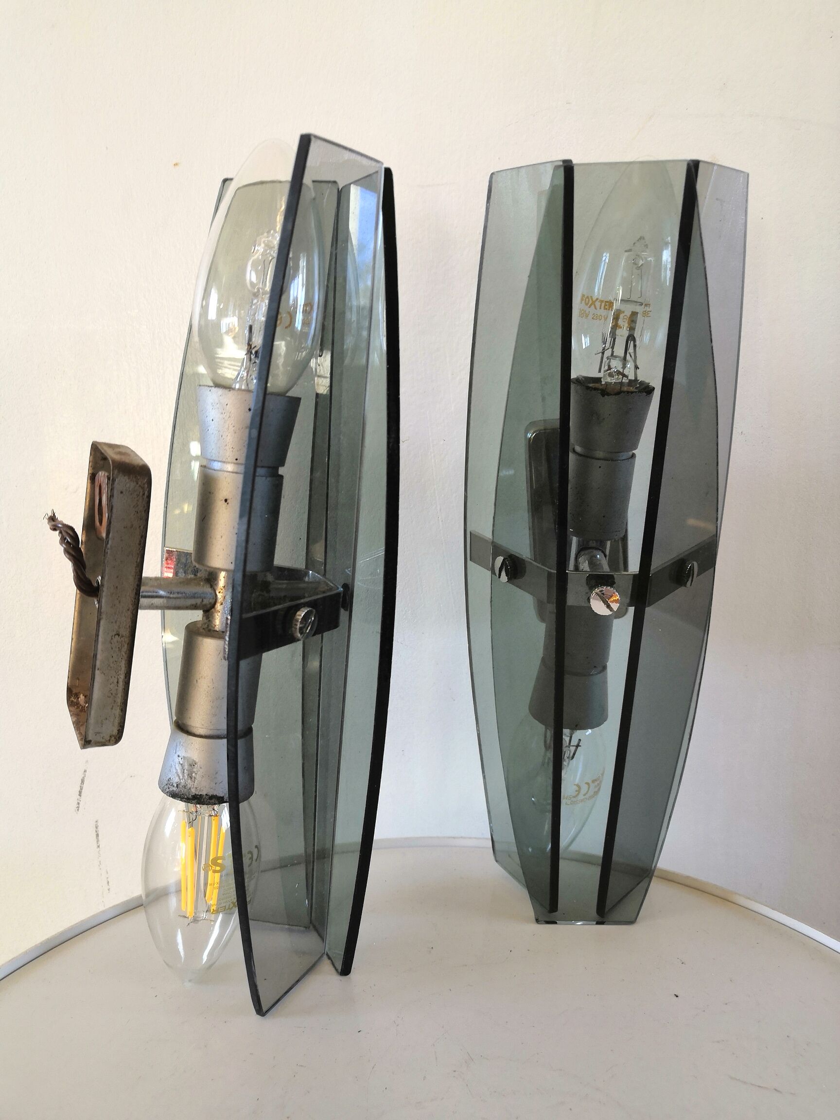 Paire d'appliques en verre bleuté design années 70