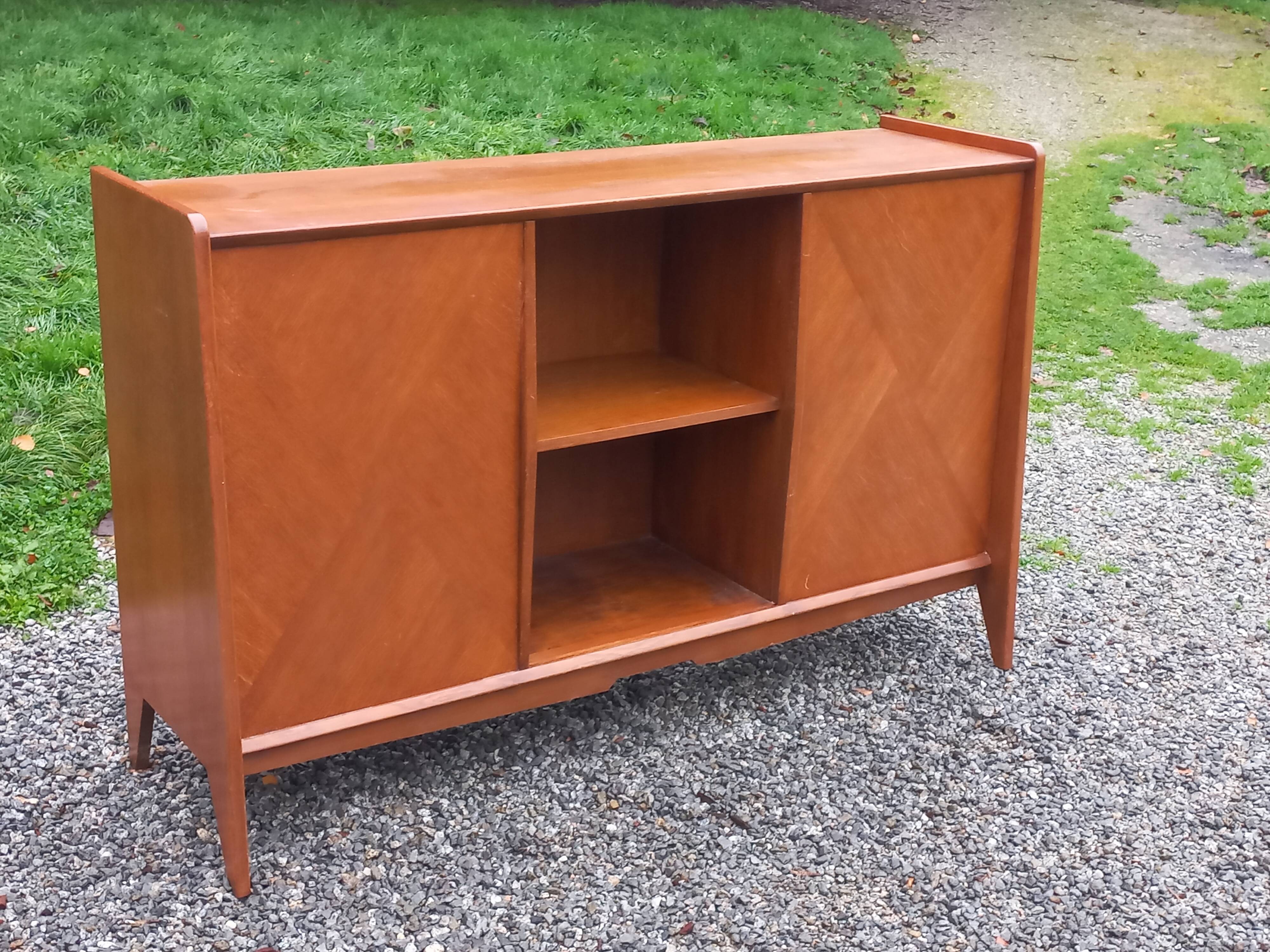 Enfilade vintage en chêne doré portes coulissantes pieds compas 1950