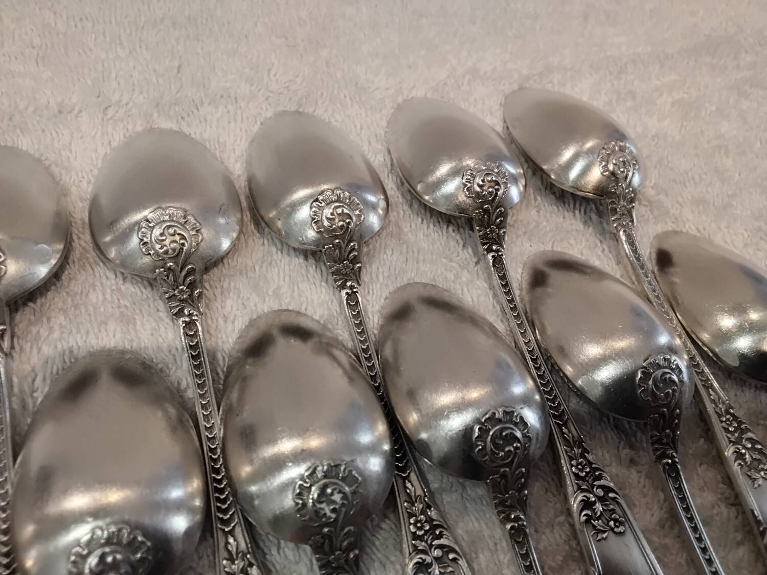 11 silver-plated metal teaspoons, Boulenger LXV scales