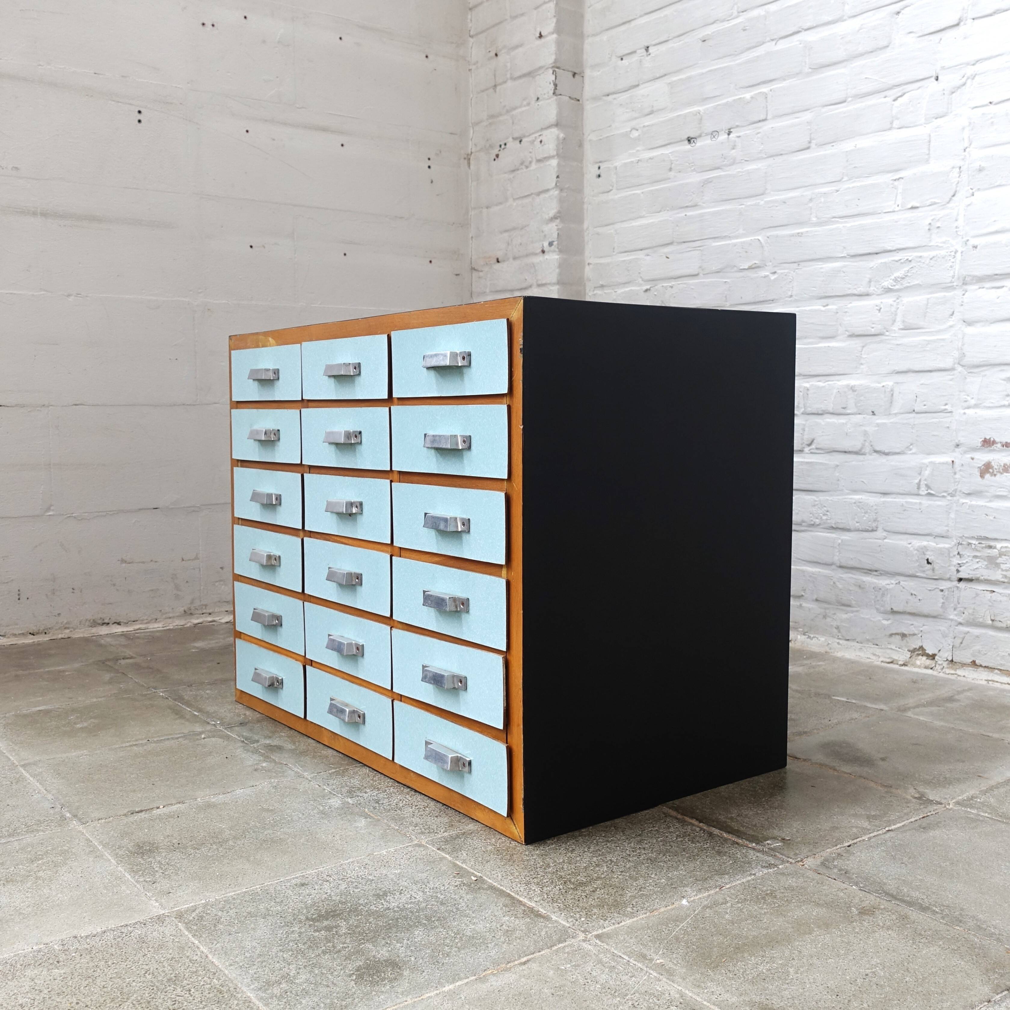 Armoire à tiroirs industrielle colorée