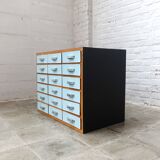 Armoire à tiroirs industrielle colorée