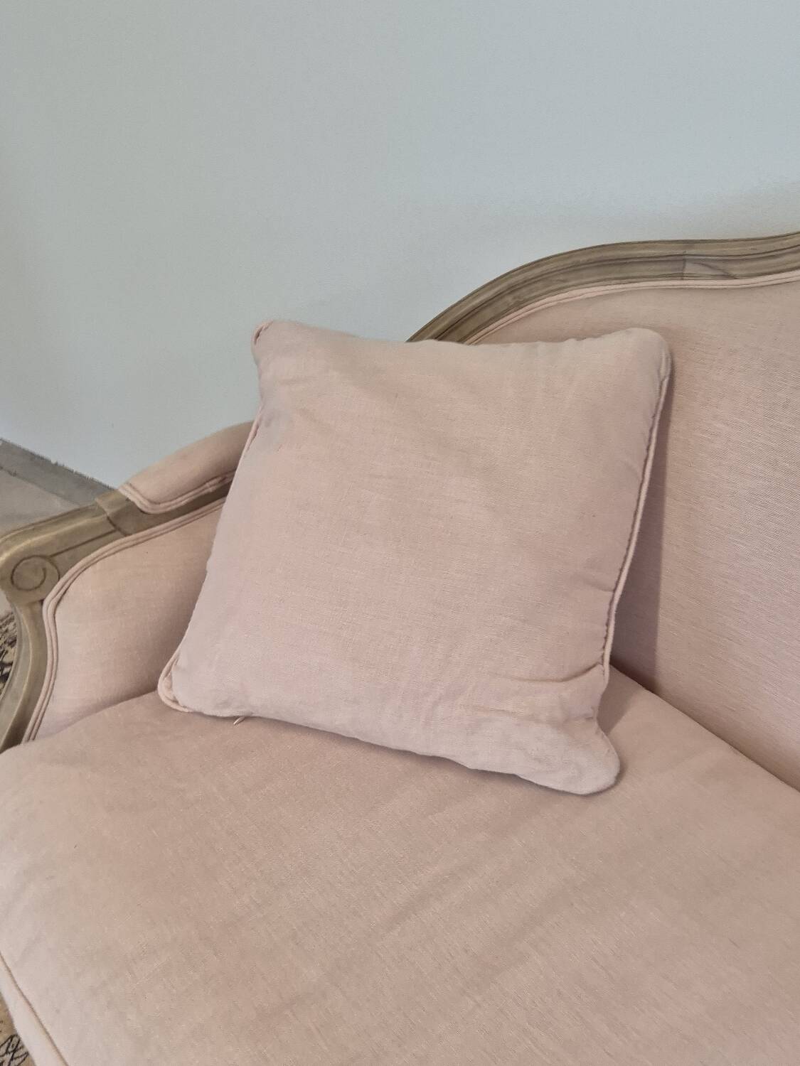 Louis XV style bench sofa in pink fabric and burlap