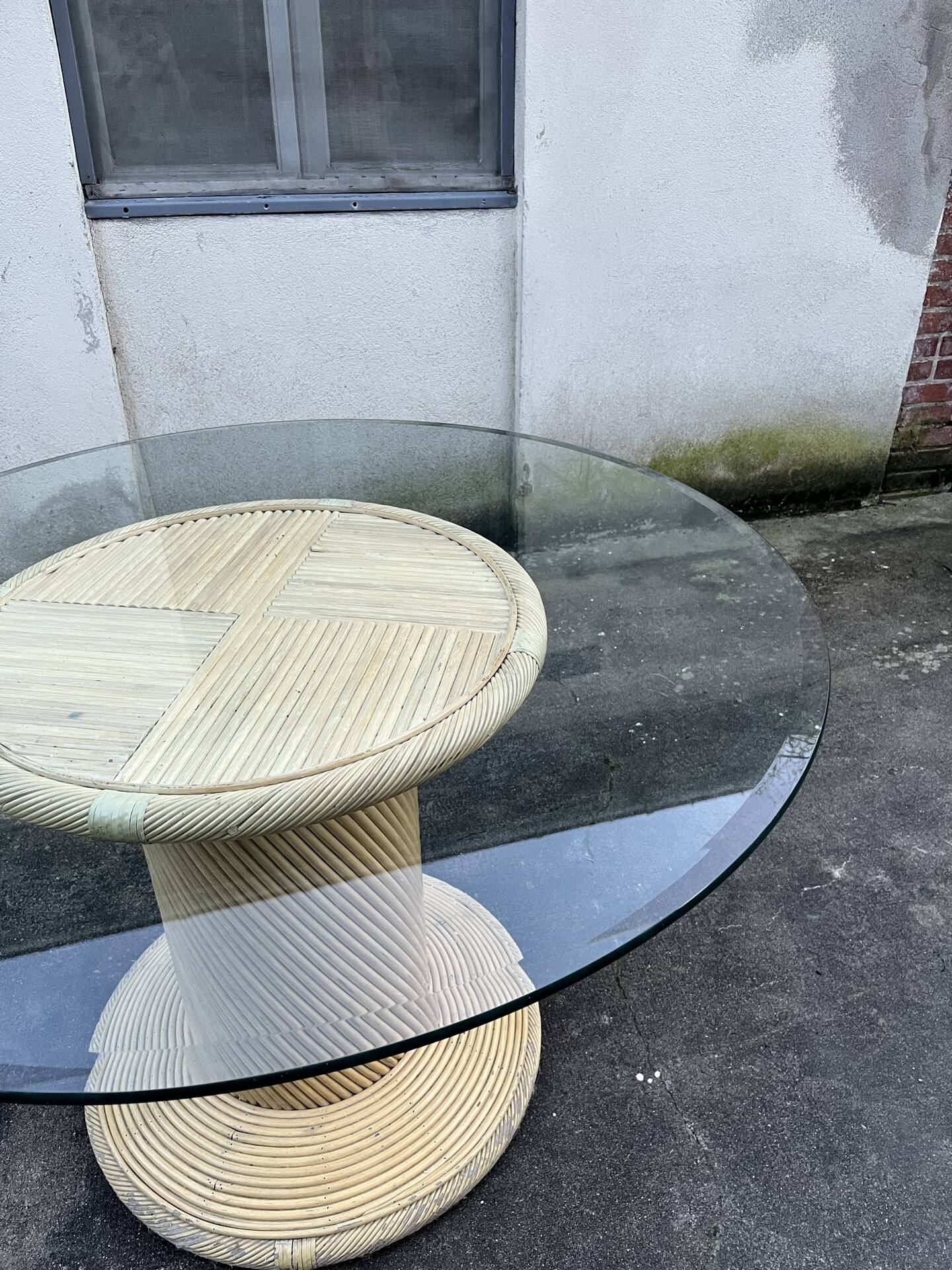 Table en verre et rotin