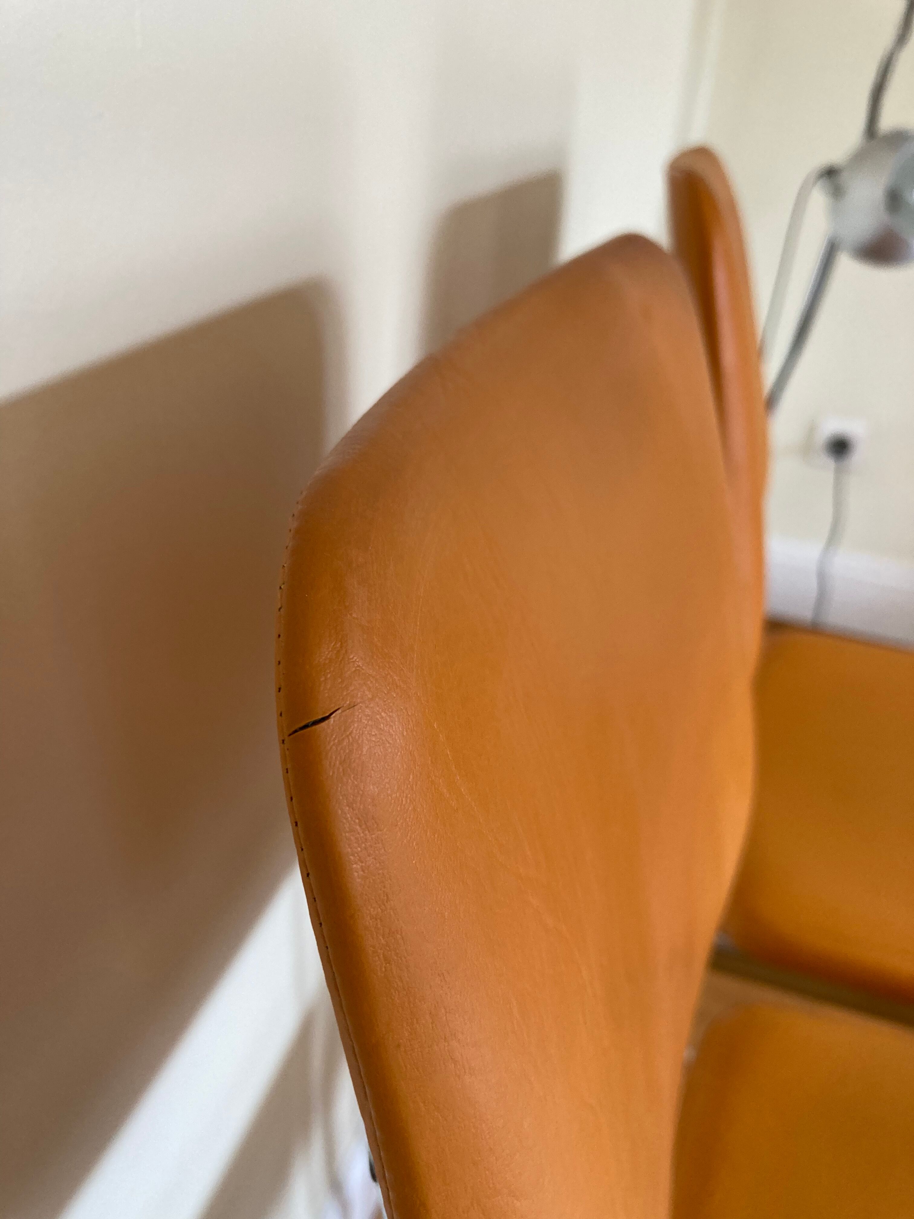 Paire de chaises chromé et skai orange