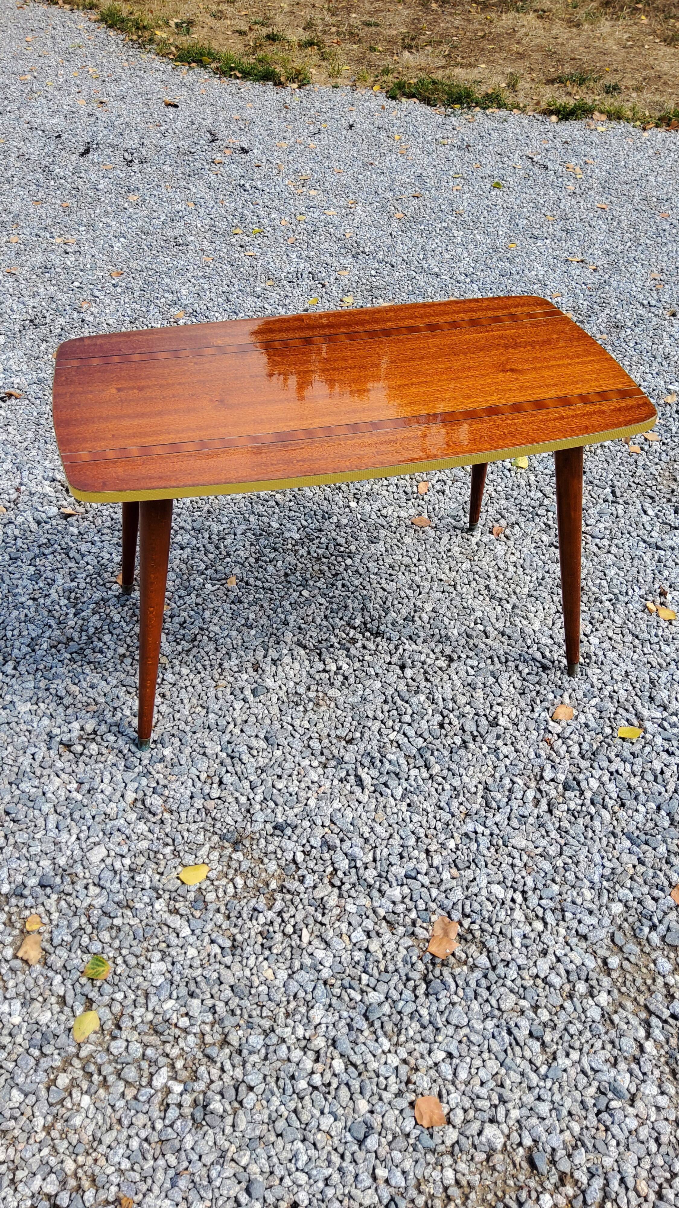 Table basse des années 60 en acajou doré pieds compas