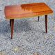 Table basse des années 60 en acajou doré pieds compas