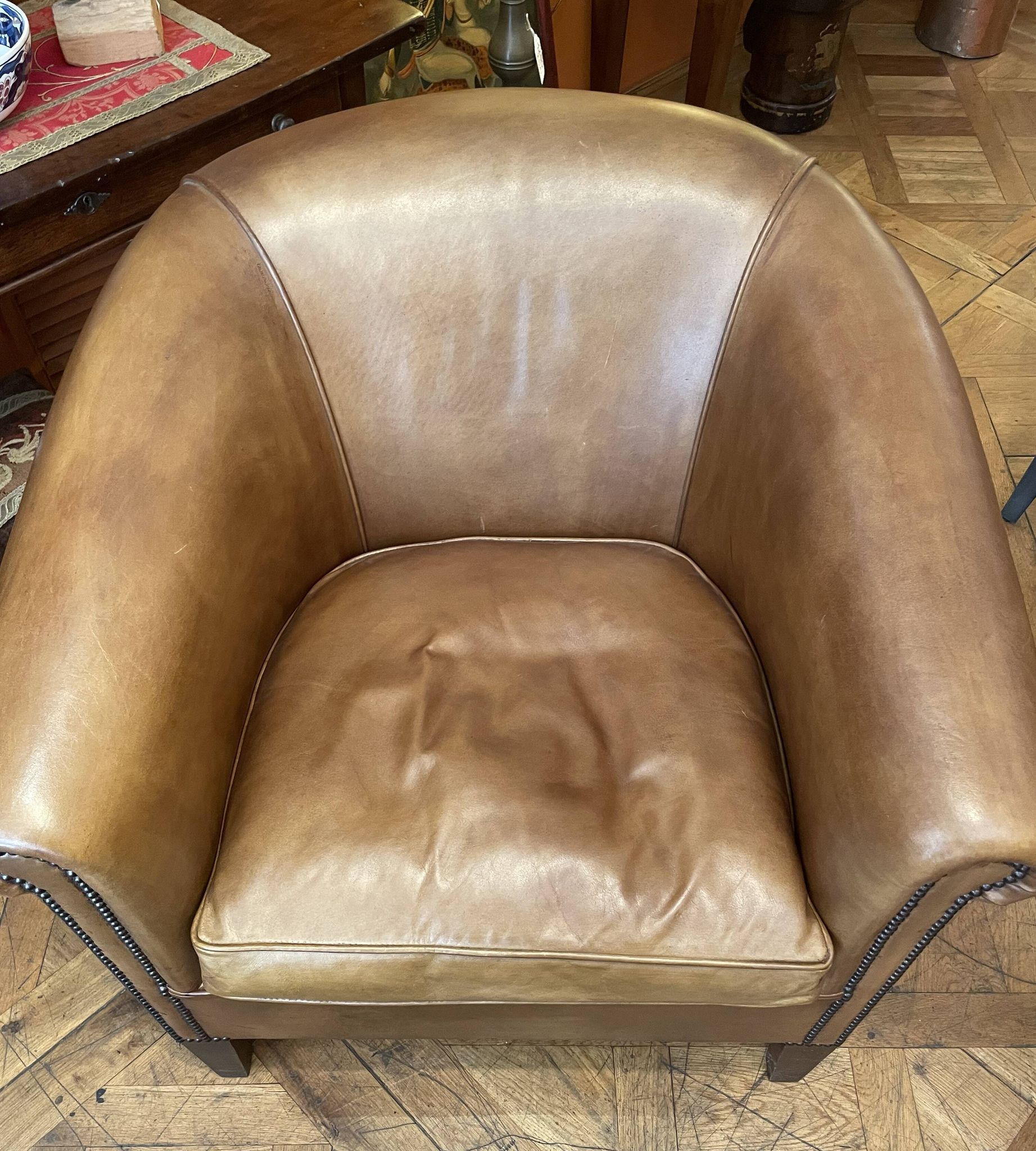 Paire de fauteuils club en cuir couleur camel