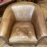 Paire de fauteuils club en cuir couleur camel