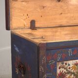 Malle bleue ancienne avec détails floraux peints à la main, c.1870