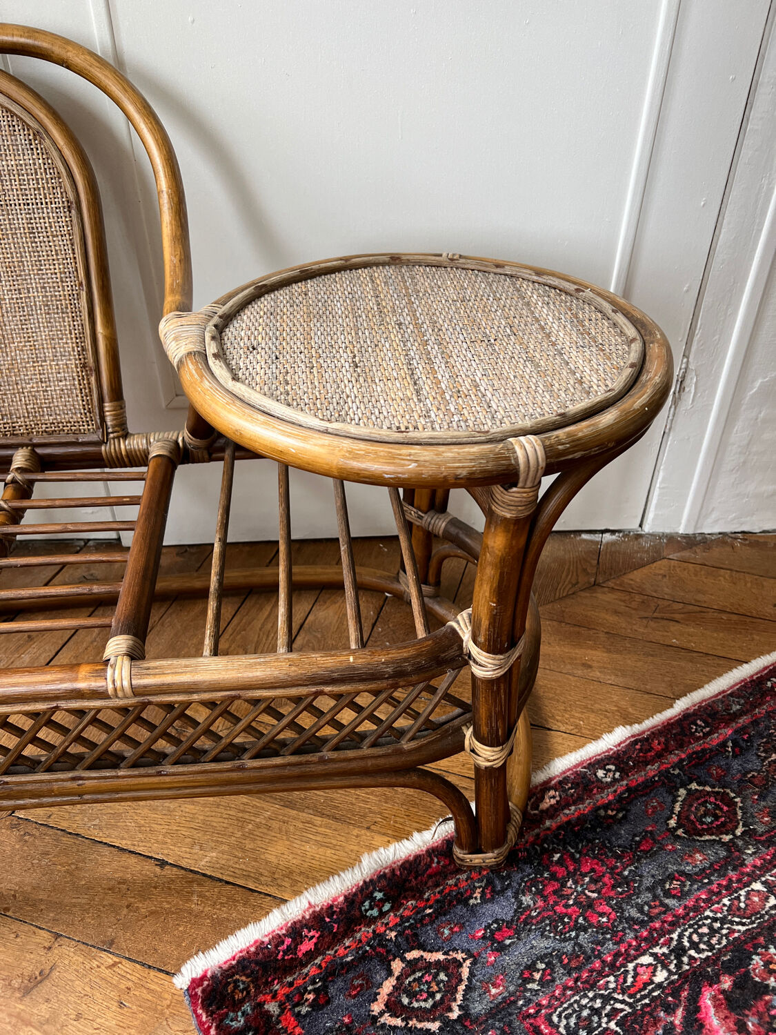 Rattan bench with round shelf