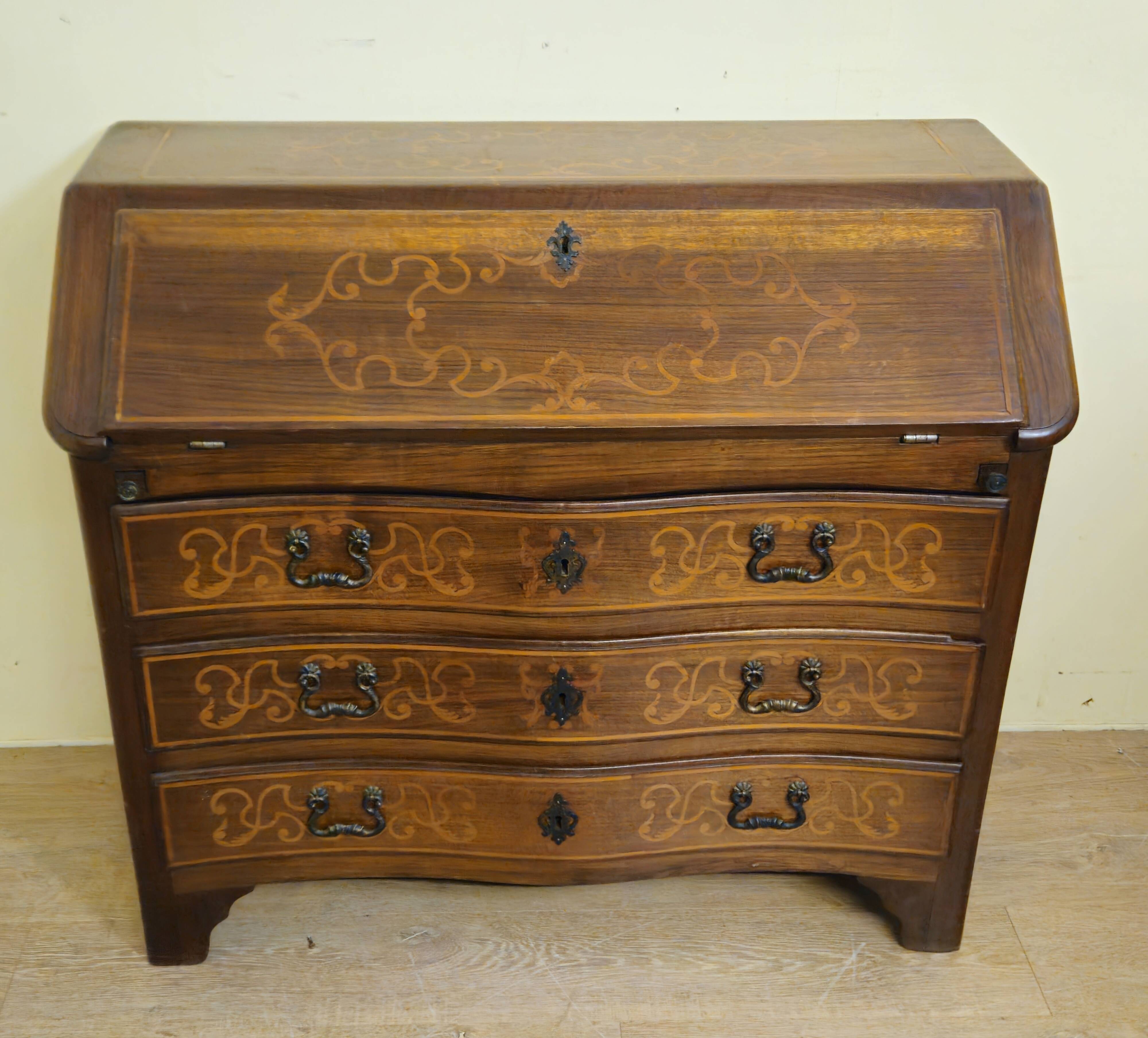 Piedmontese curved writing desk in marquetry