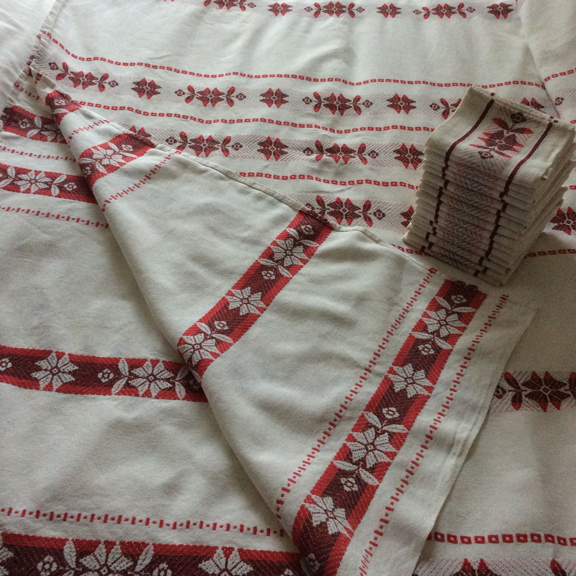 Rectangular tablecloth and its 18 towels - vintage Basque linen