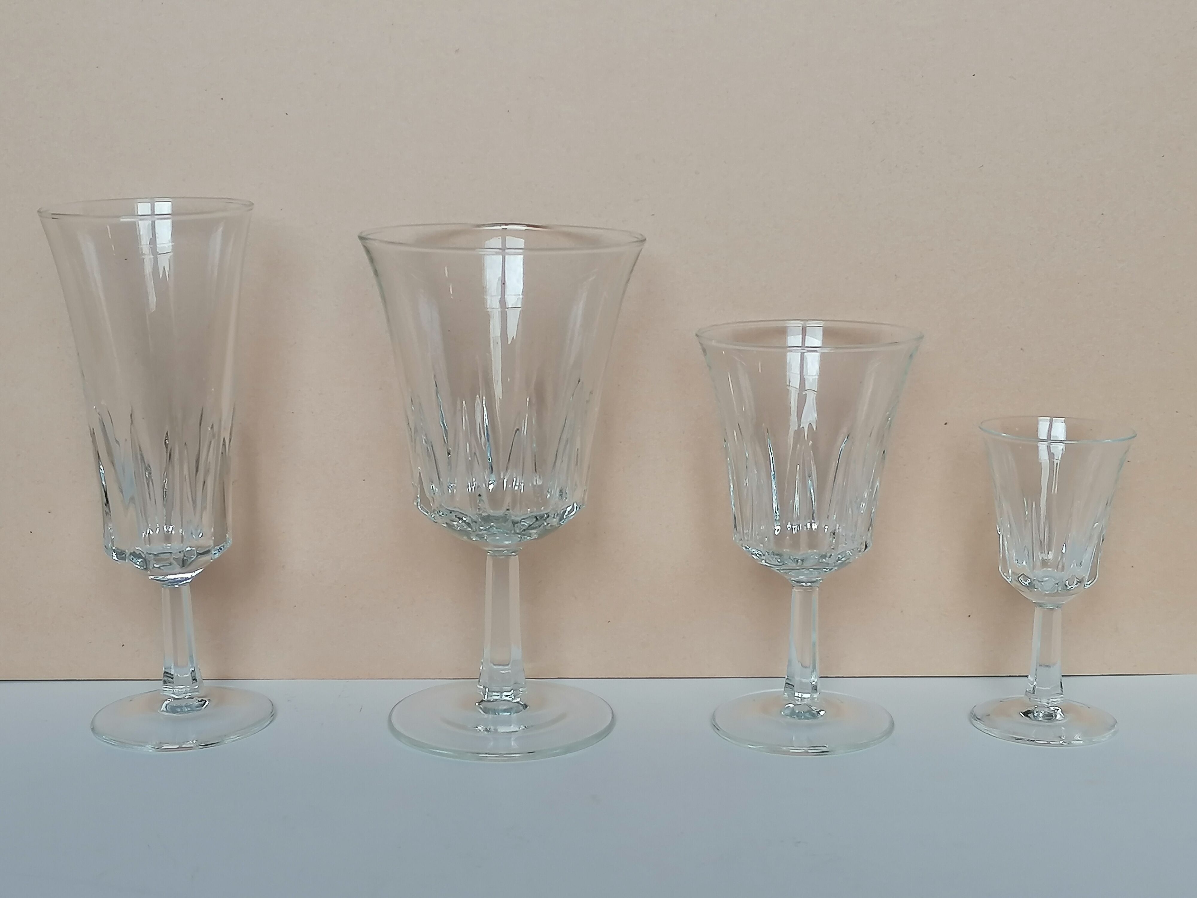 Service 24 pieces vintage foot glasses 70s