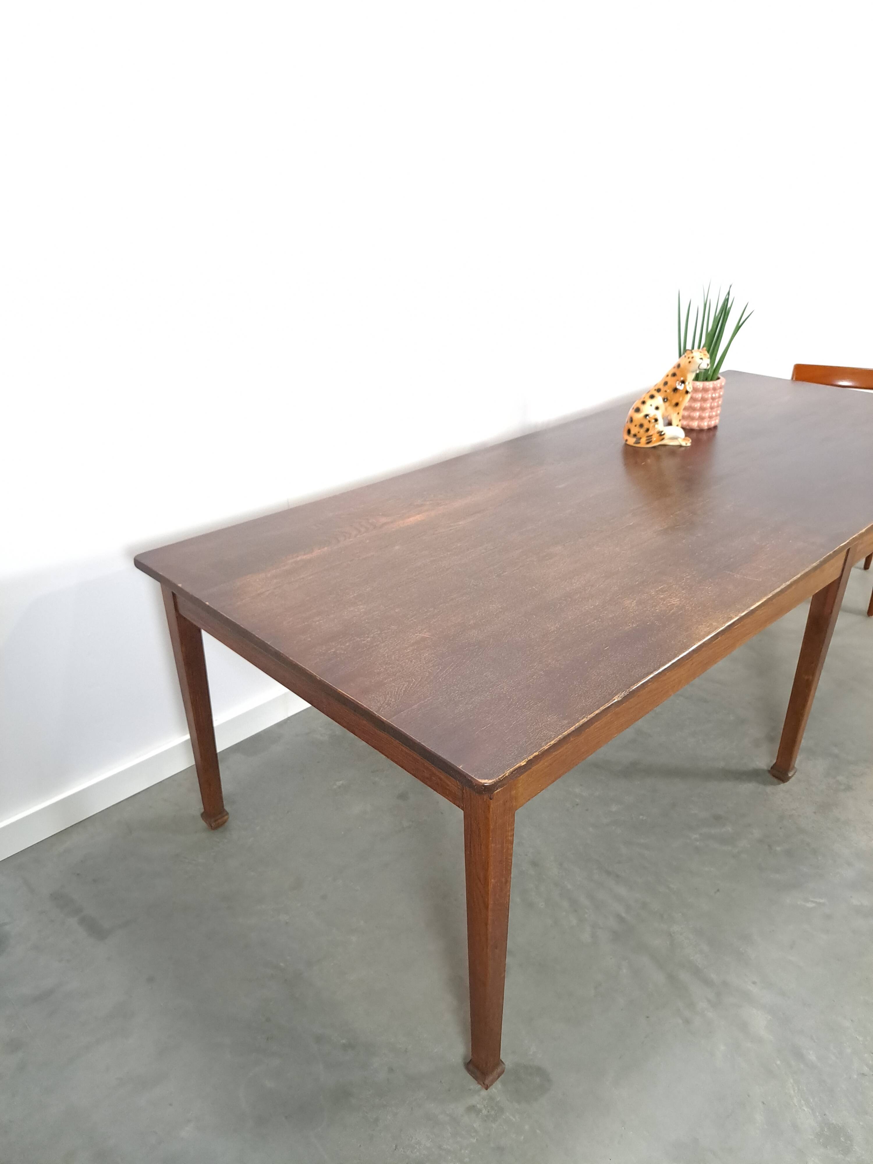 Grande table de salle à manger en bois