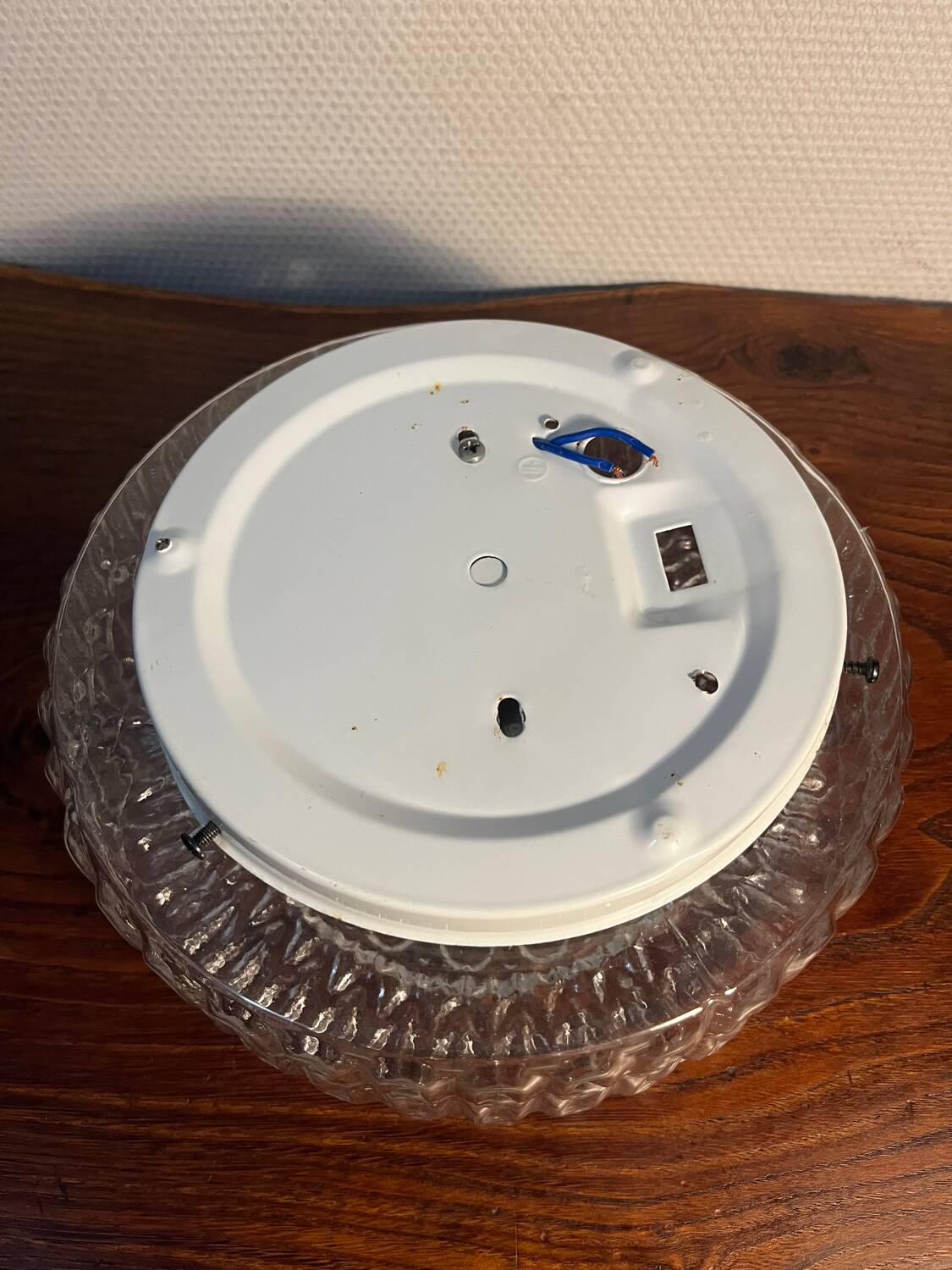 Ceiling light in bubbled chiseled glass with porcelain socket