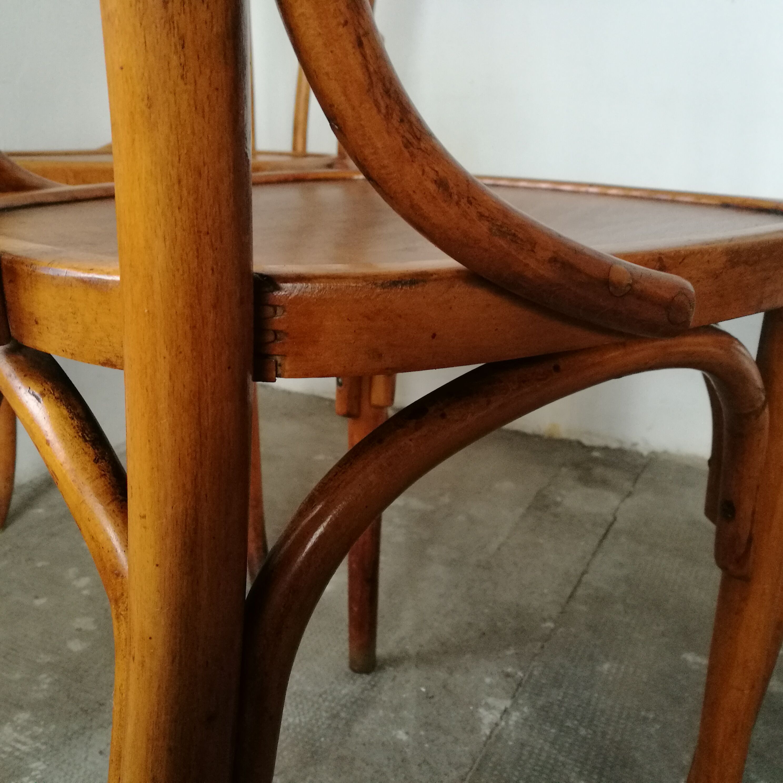 Set of 4 curved wooden bistro chairs, pin back