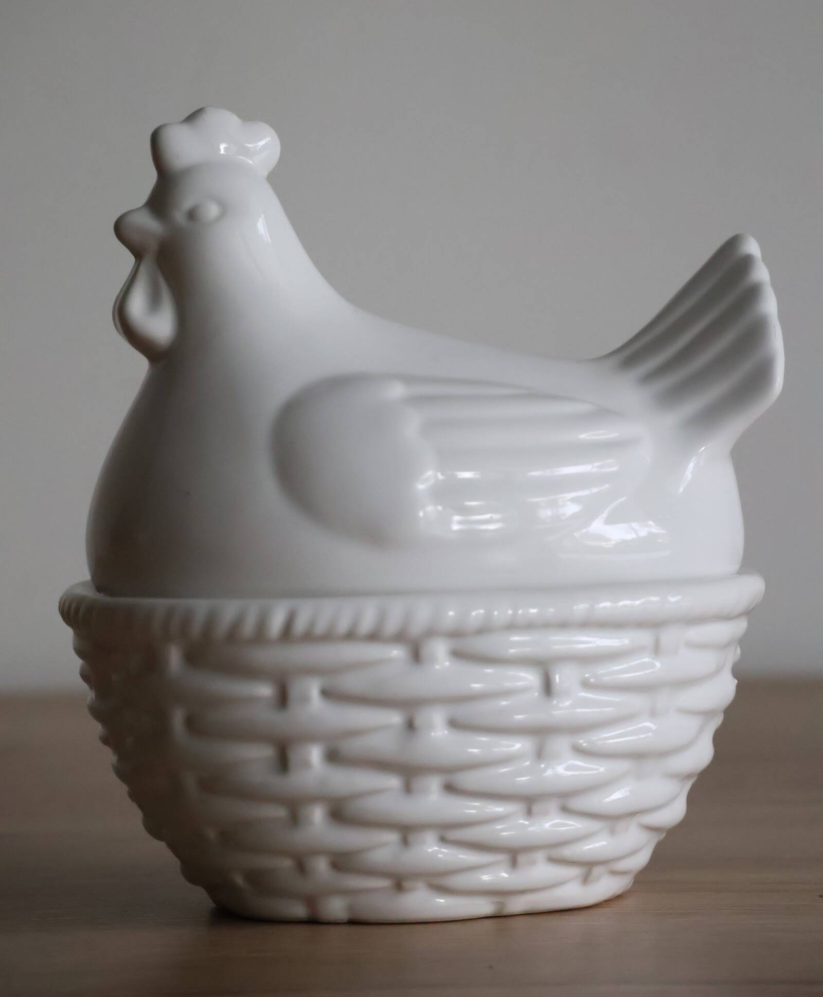 Sugar bowl with white ceramic hen decoration