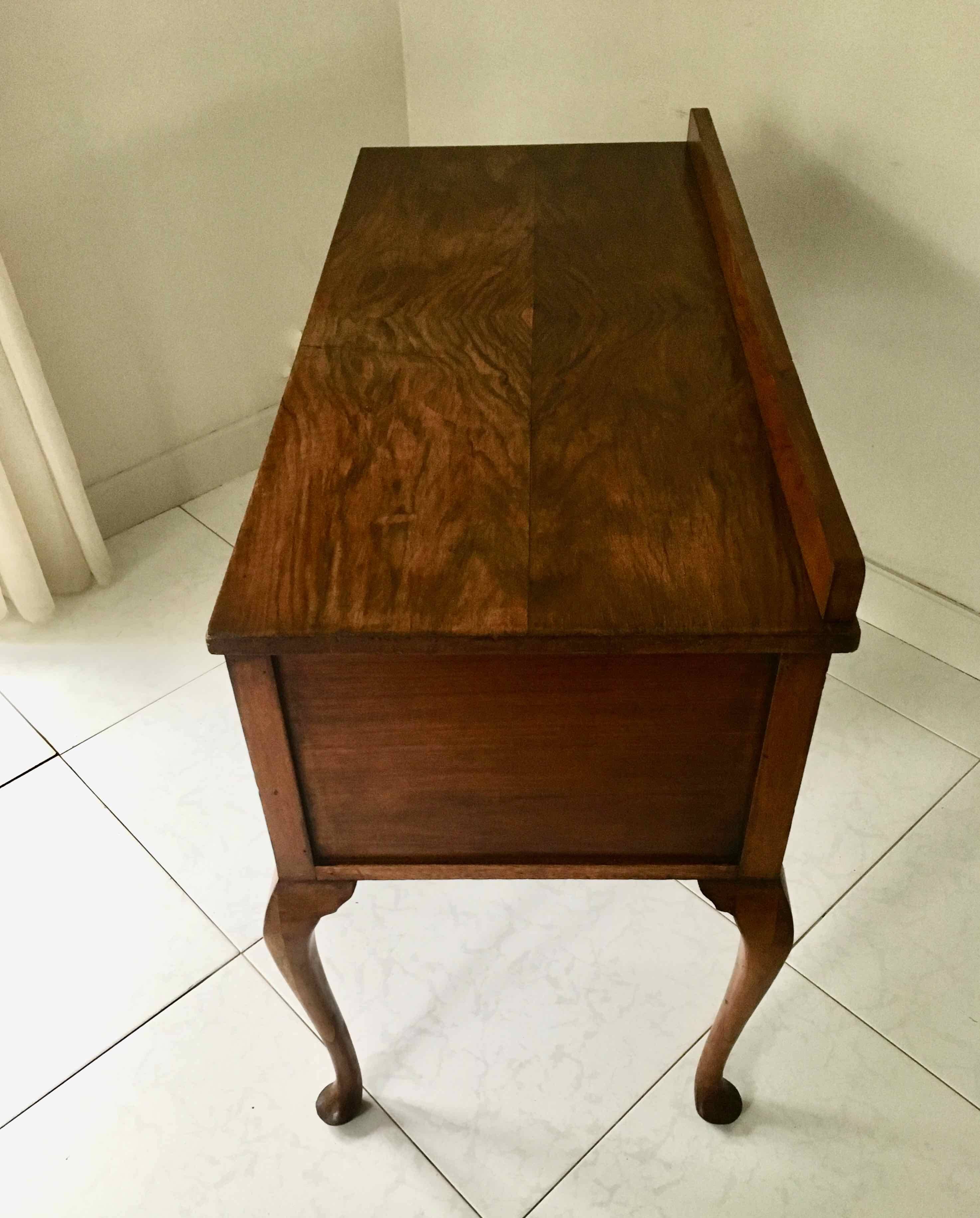 Bureau 1950 pieds galbés
