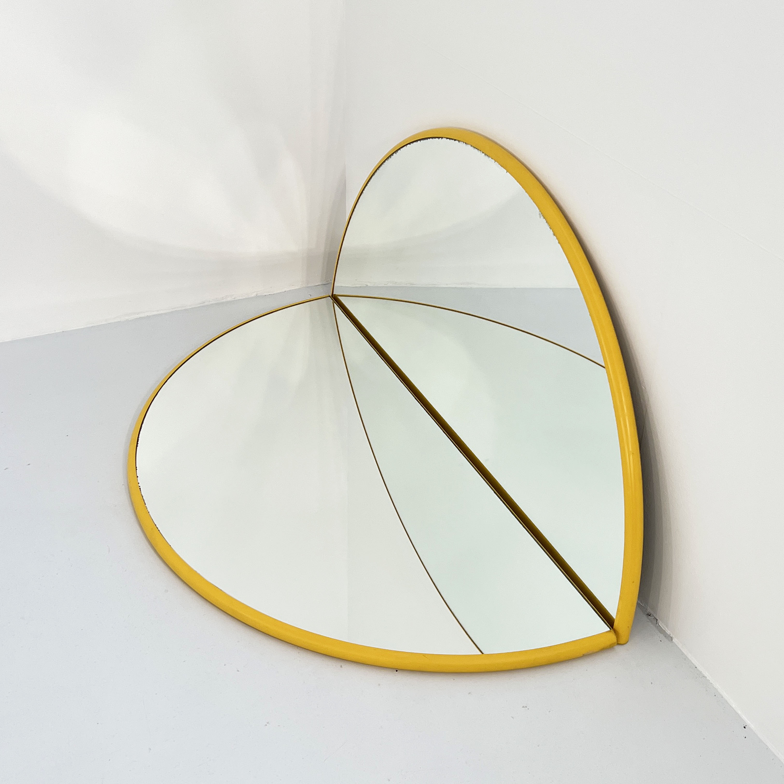 Miroir jaune demi-cercle, 1970s