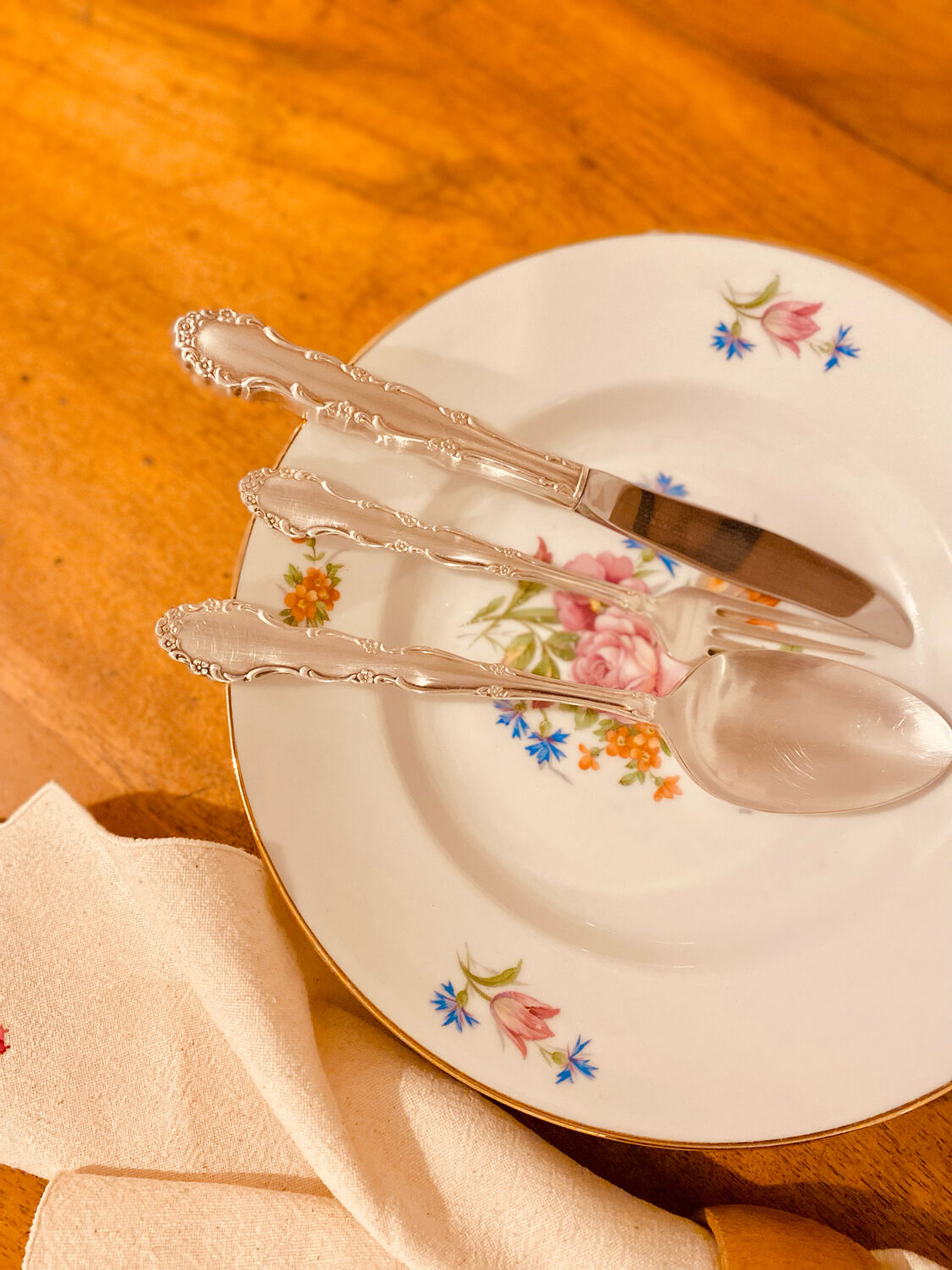 Silver cutlery for 12 guests
