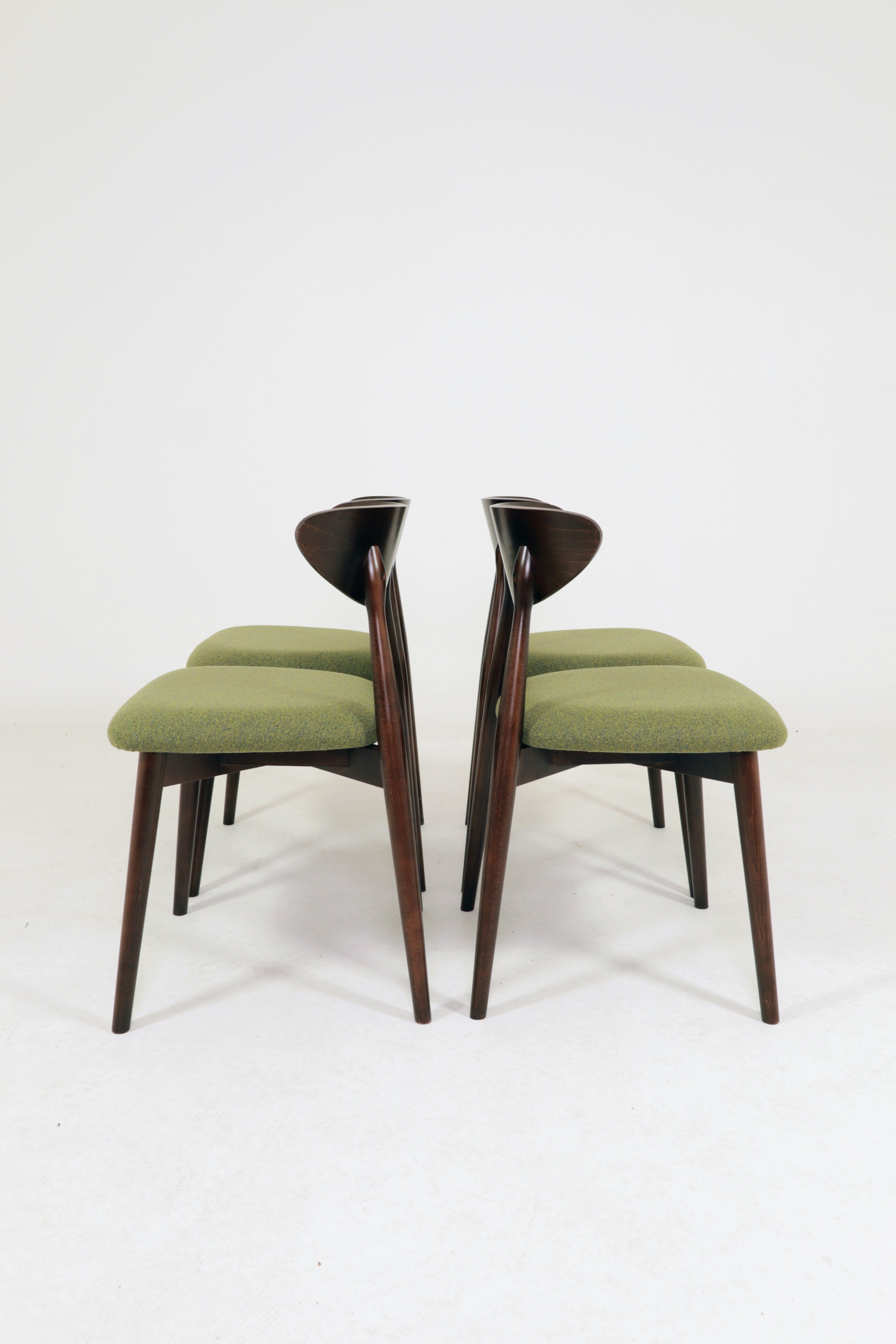 Ensemble de 4 chaises de salle à manger, bouclè vert avocat et bois foncé.