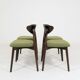 Ensemble de 4 chaises de salle à manger, bouclè vert avocat et bois foncé.