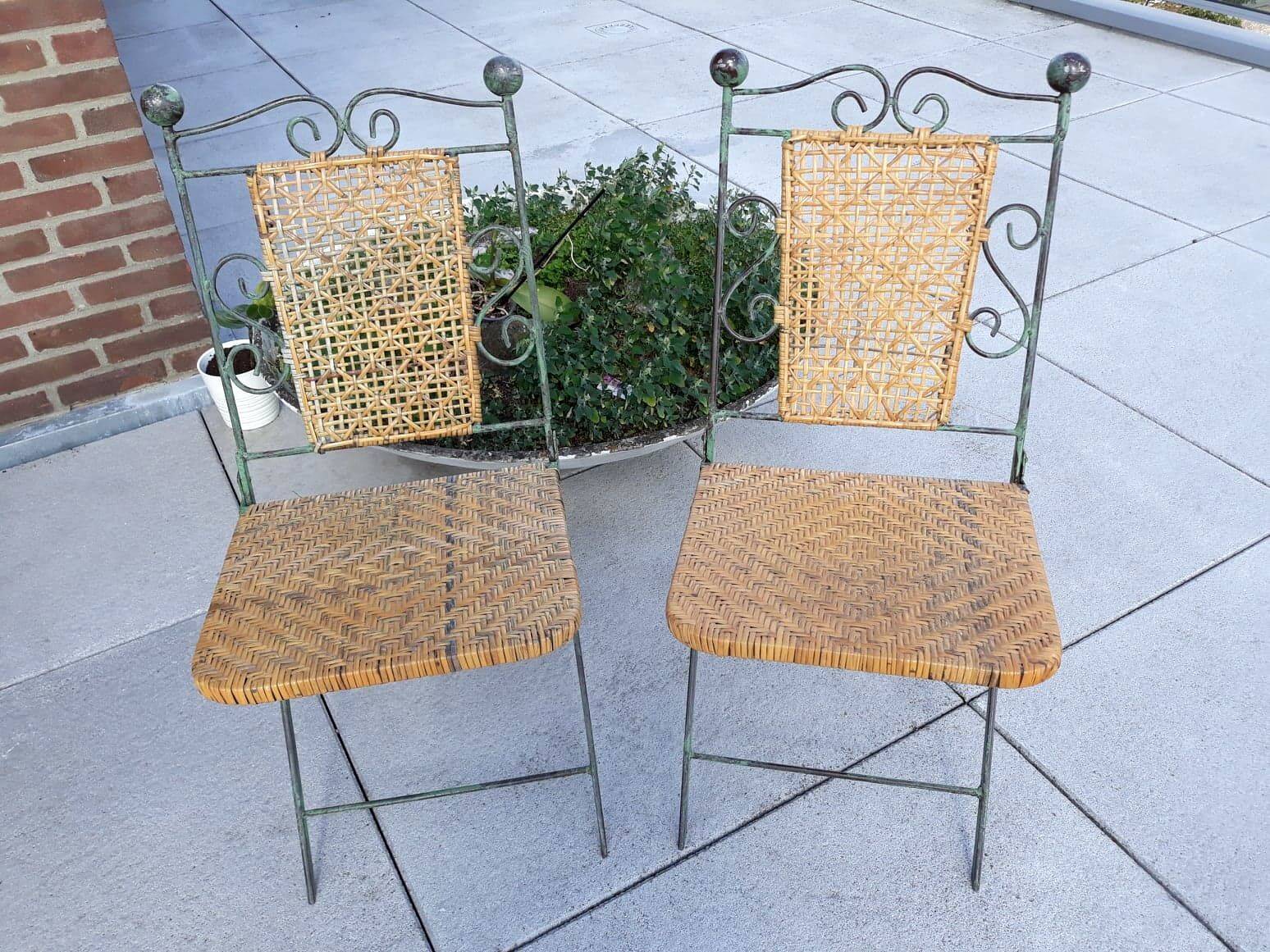 Paire de chaises pliables en fer forgé et rotin.