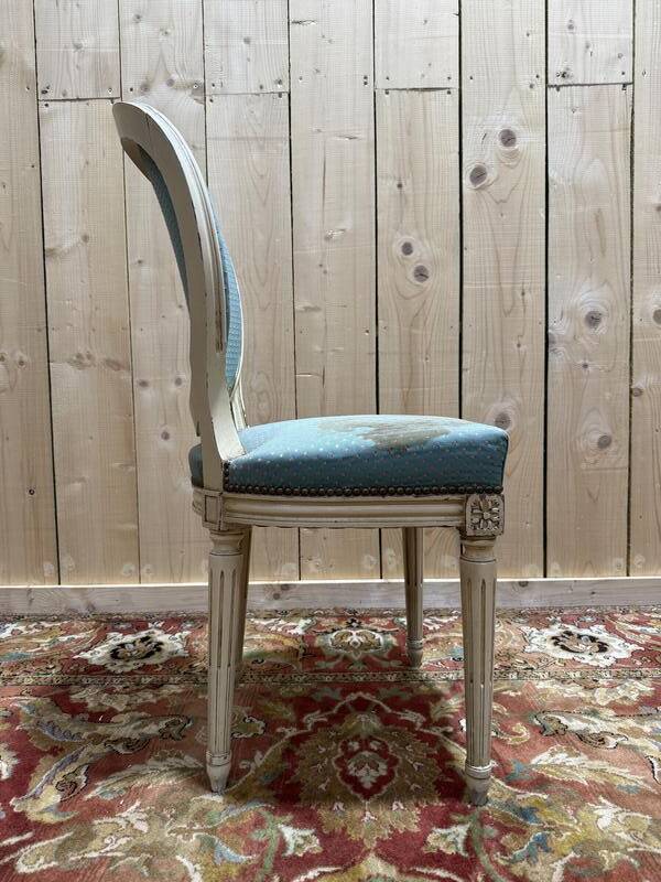 Suite de 6 chaises médaillons de style Louis XVI rechampi