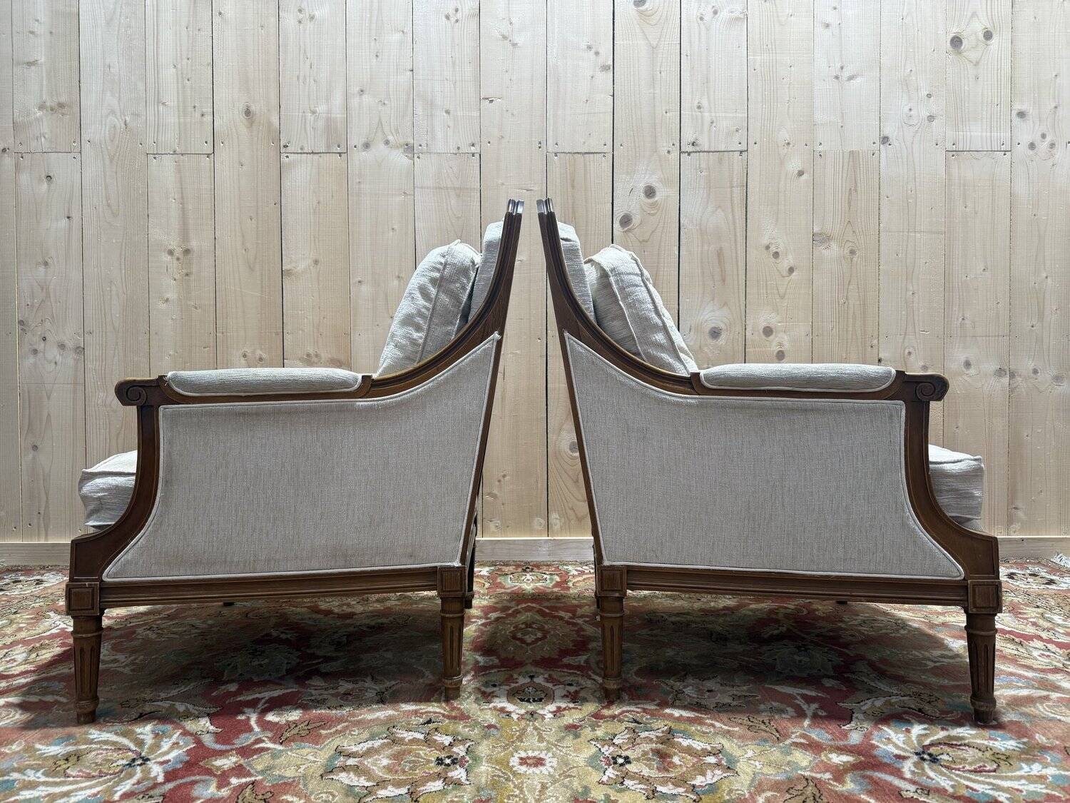 Paire de fauteuil / bergères de style Louis XVI beige