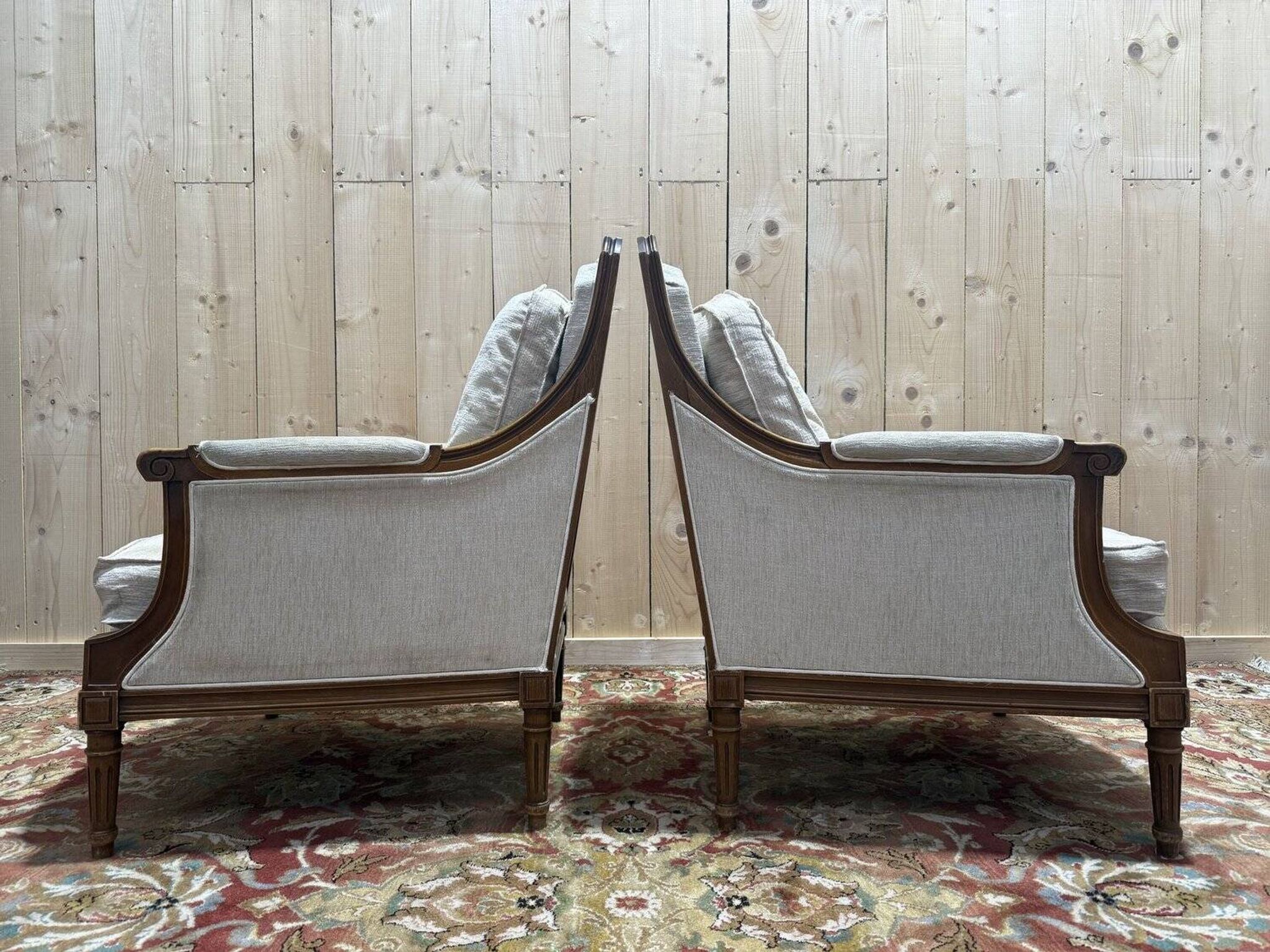 Paire de fauteuil / bergères de style Louis XVI beige
