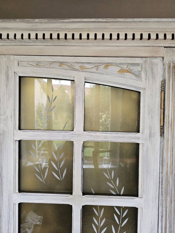 Bibliothèque ancienne patinée en blanc cérusée