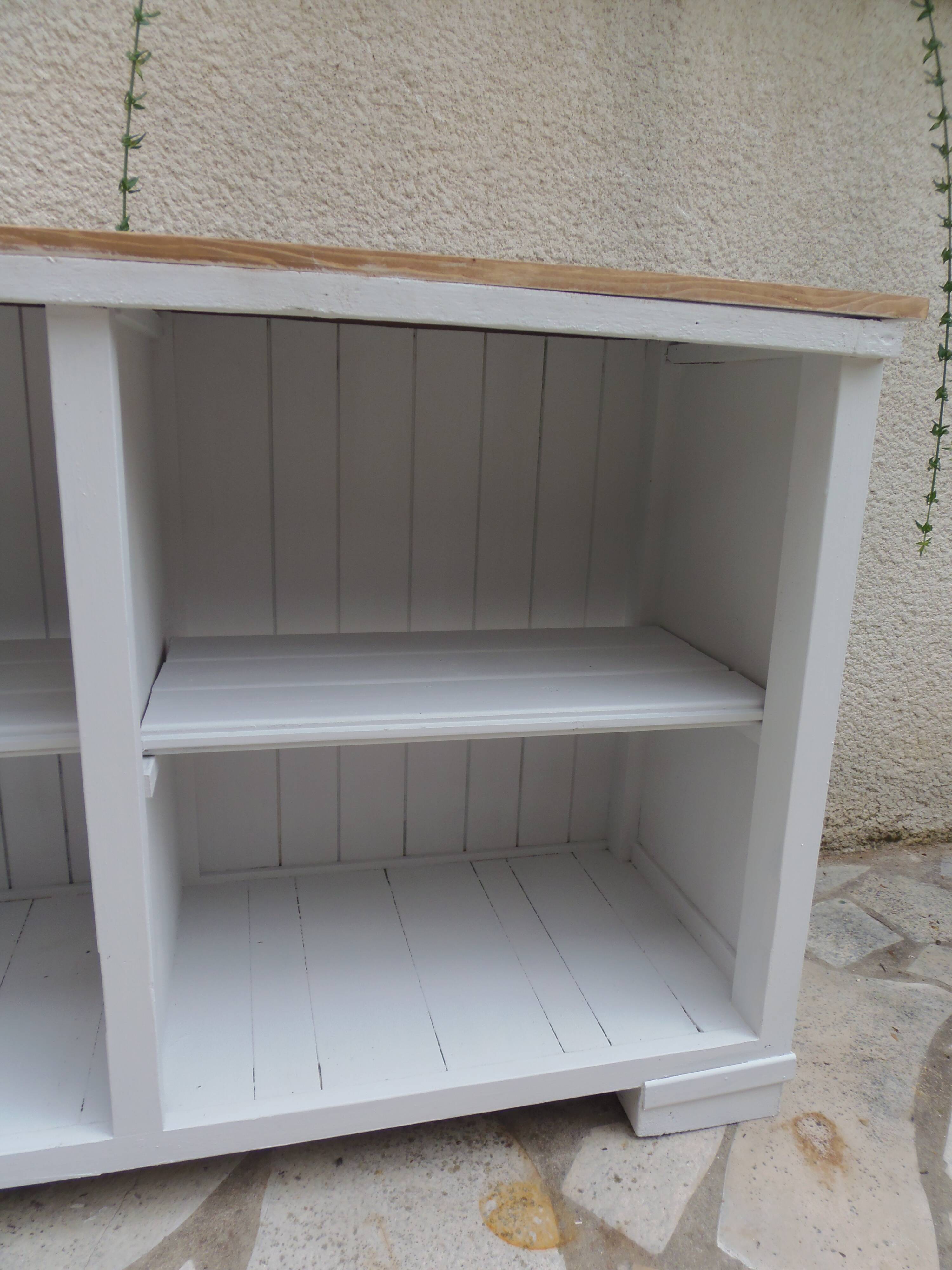 Meuble de métier patiné gris perle, plateau bois.