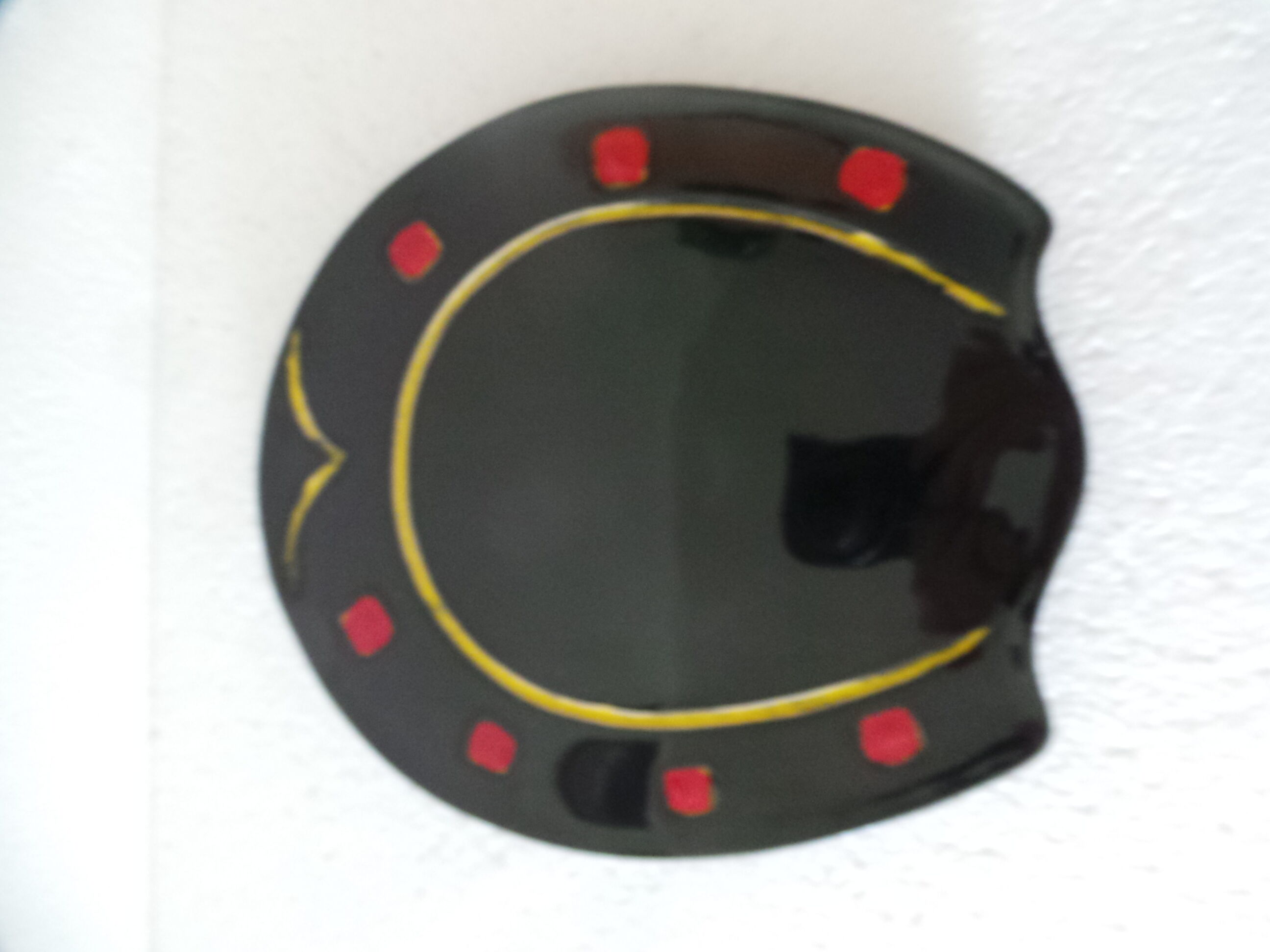 Centre-table dish shaped like horseshoe in ceramic