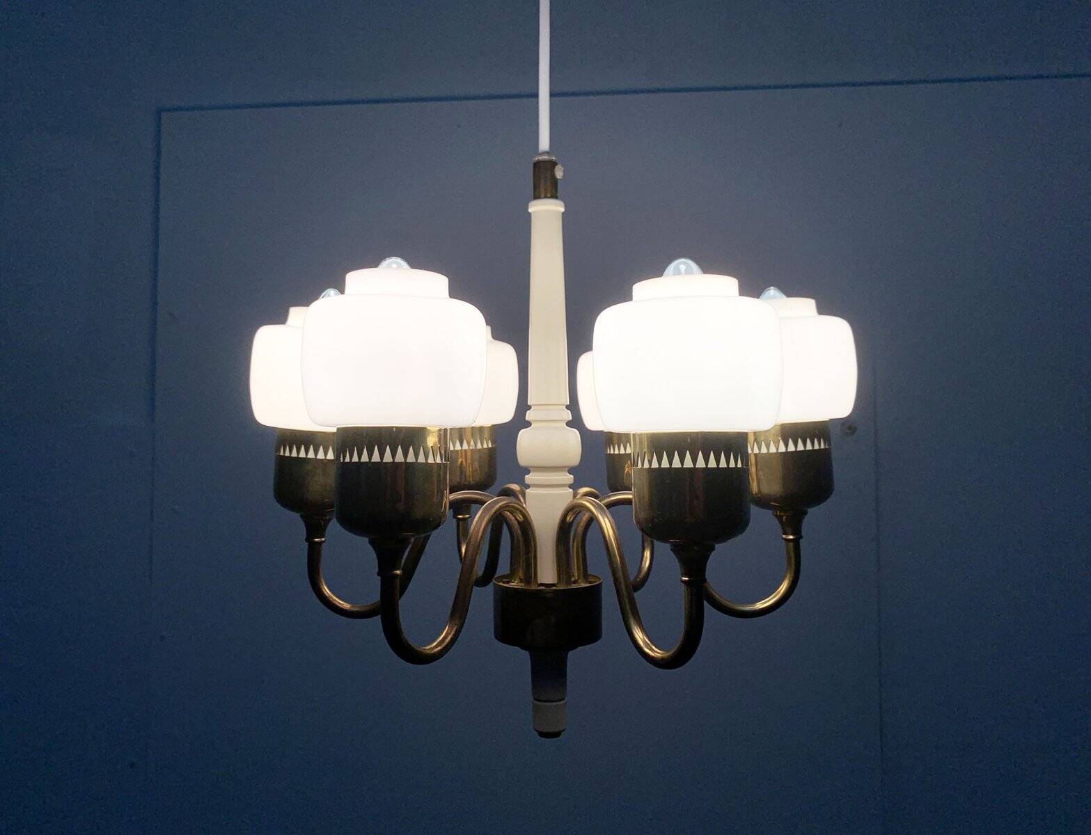 Swedish chandelier T526 from the mid-century by Hans-Agne Jakobsson for Hans-Agne Jakobsson AB.