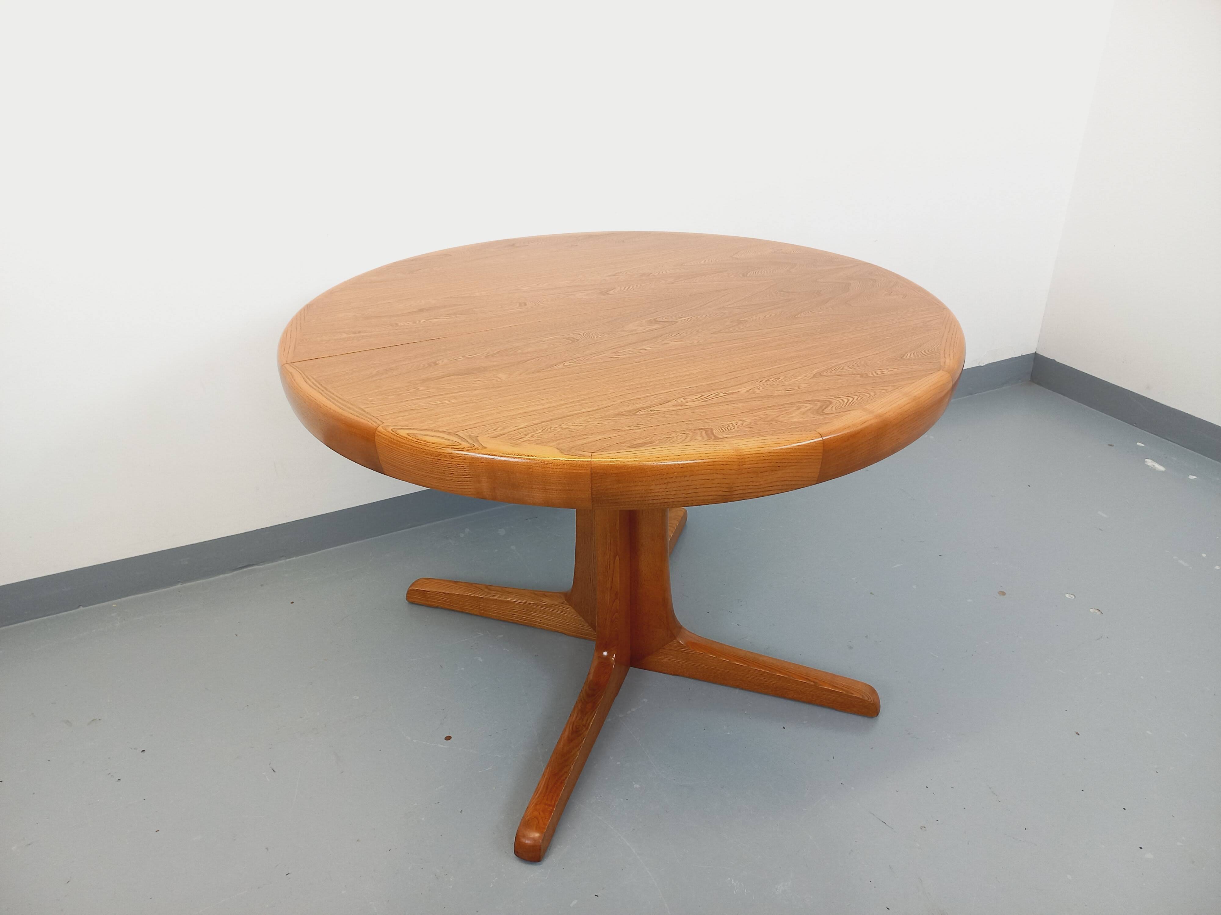 Vintage round dining table in Scandinavian style from the 60s and 70s in elm.