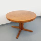 Vintage round dining table in Scandinavian style from the 60s and 70s in elm.