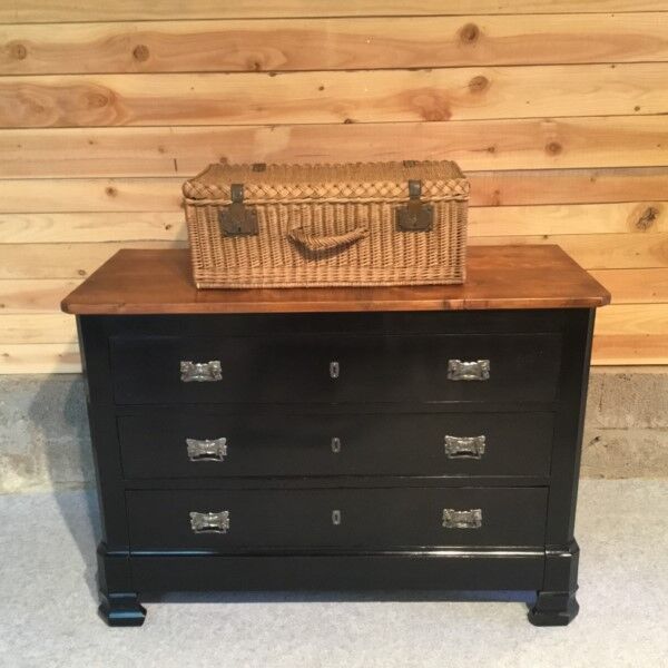 Black chest of drawers