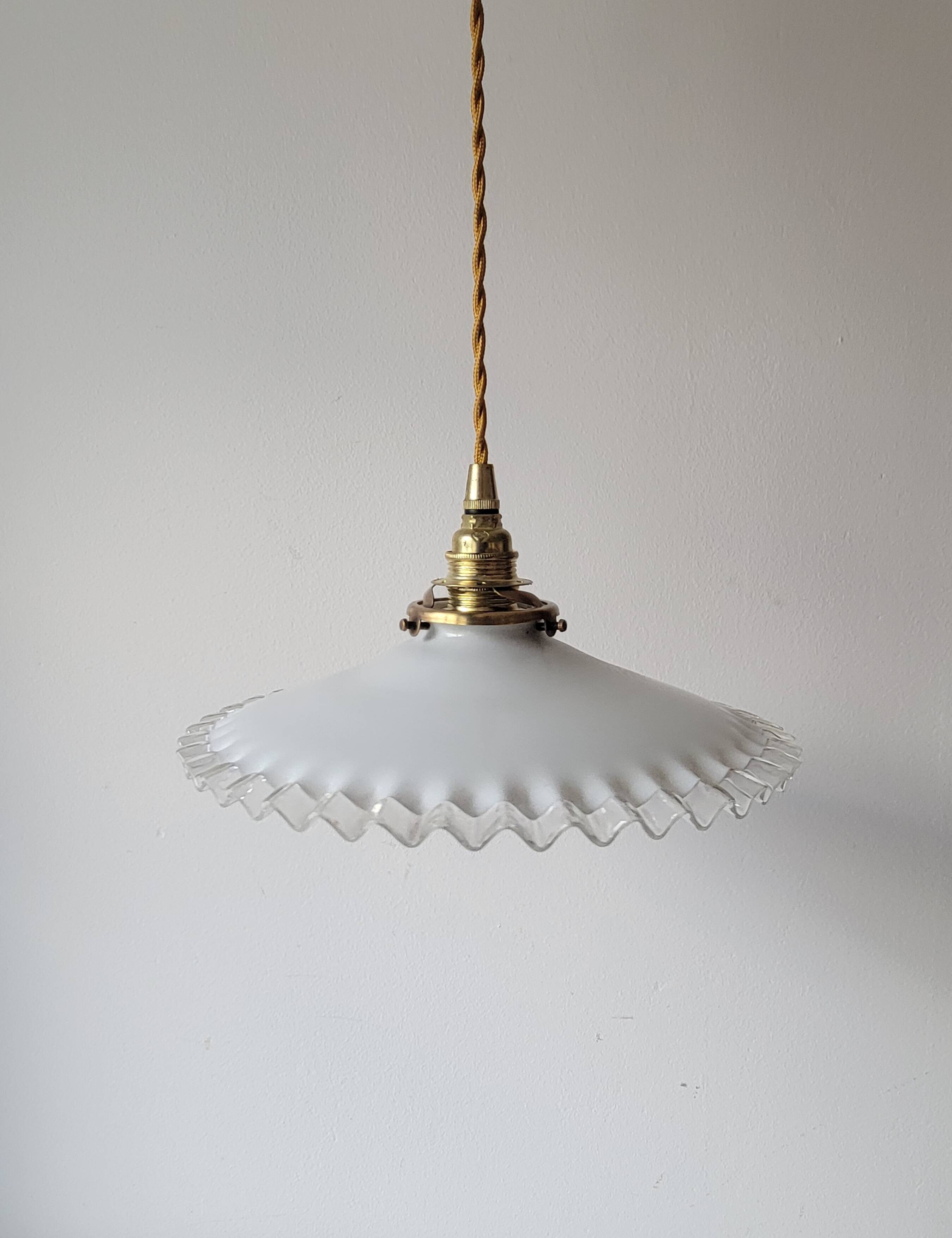 Pendant in serrated opaline