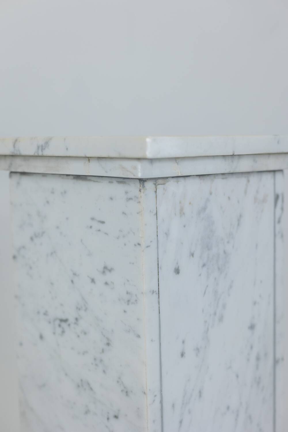 Pair of Art Deco style columns, in white marble, 20th century
