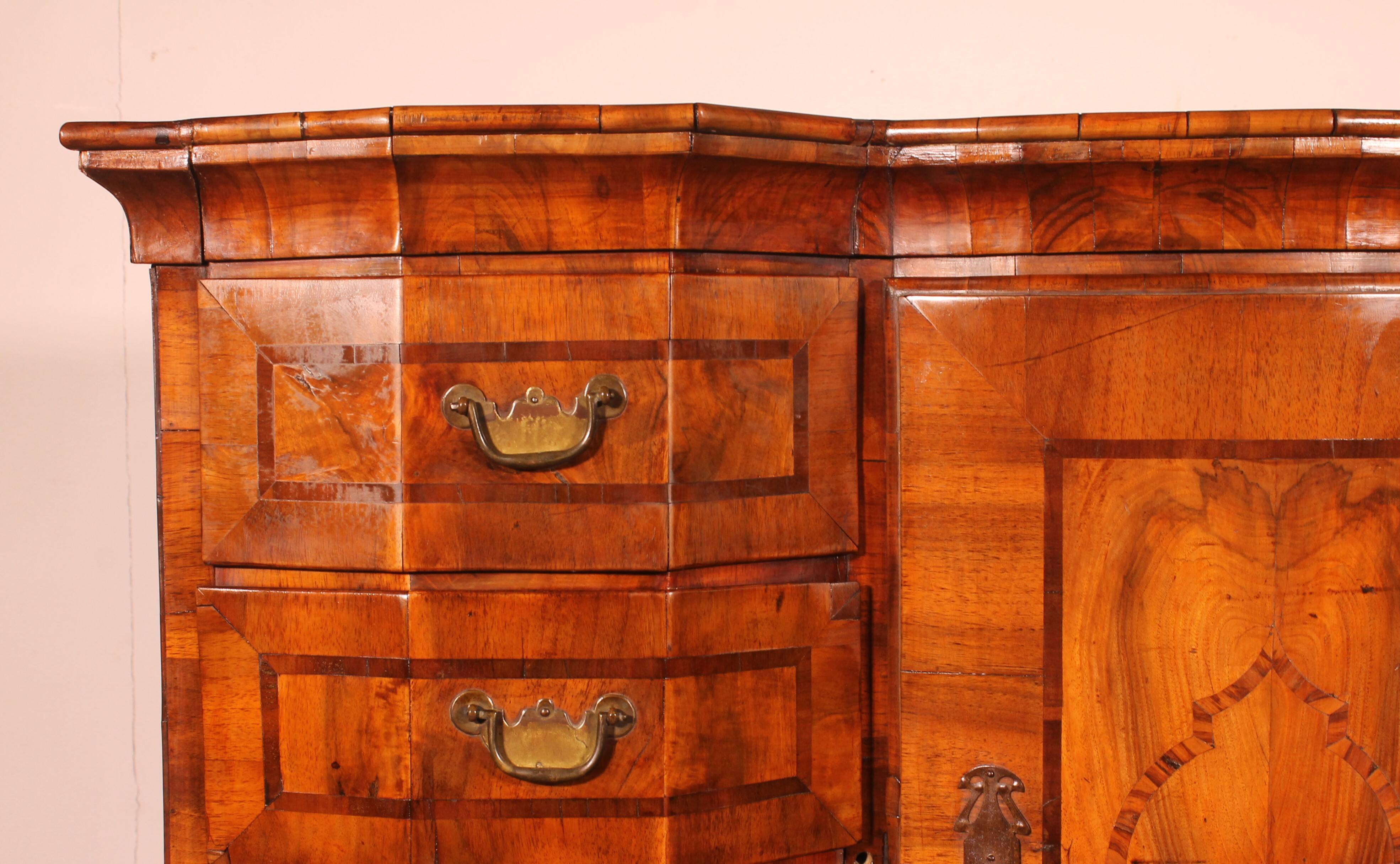 Cabinet allemand en noyer, XVIIIème siècle