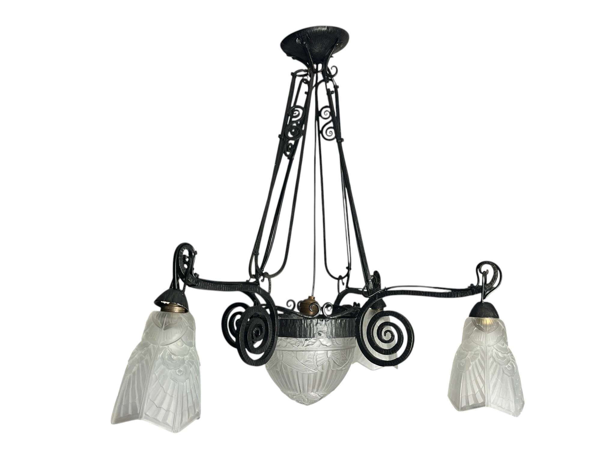 Art Deco, 5-light chandelier with moulded glass and butterfly decoration, wrought iron, circa 1930.