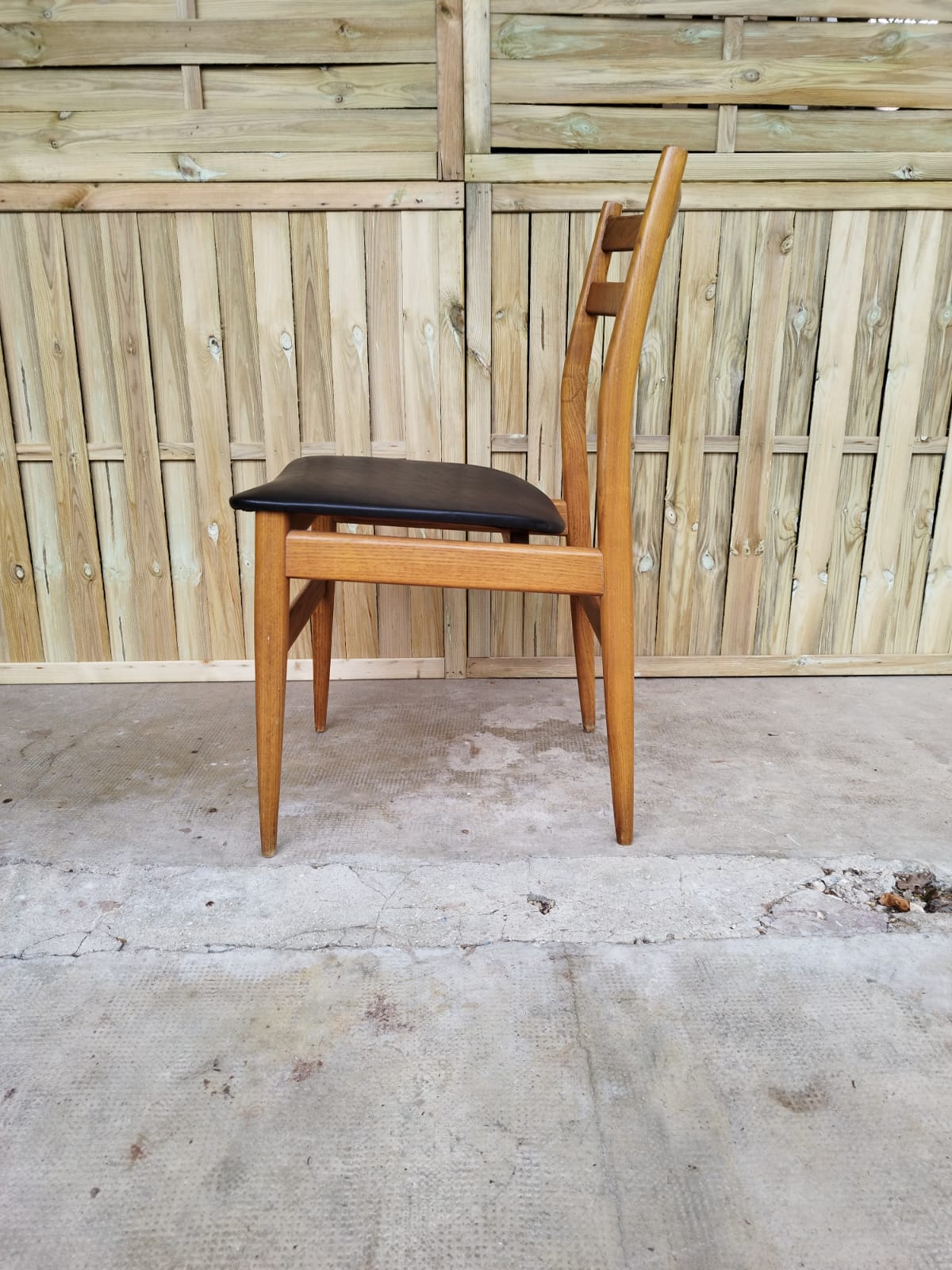 Suite de 5 chaises vintages scandinaves teck 1 simili cuir
