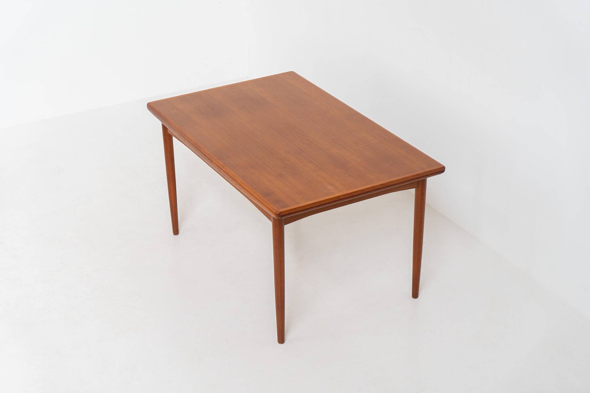Extendable dining table by Skøvby Møbelfabrik