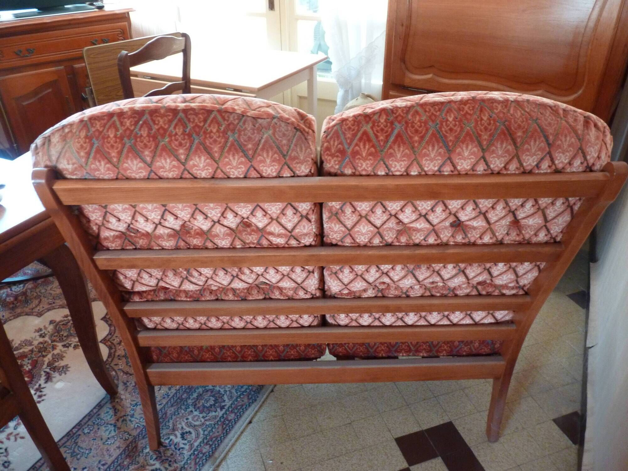 Two-seater non-convertible sofa