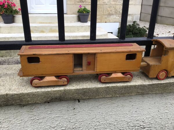 Train en bois art populaire