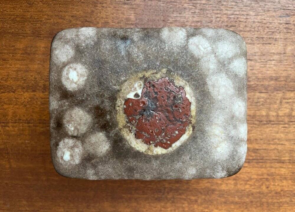 West German pottery box, fat lava WGP from the mid-century with lid, 1960s.