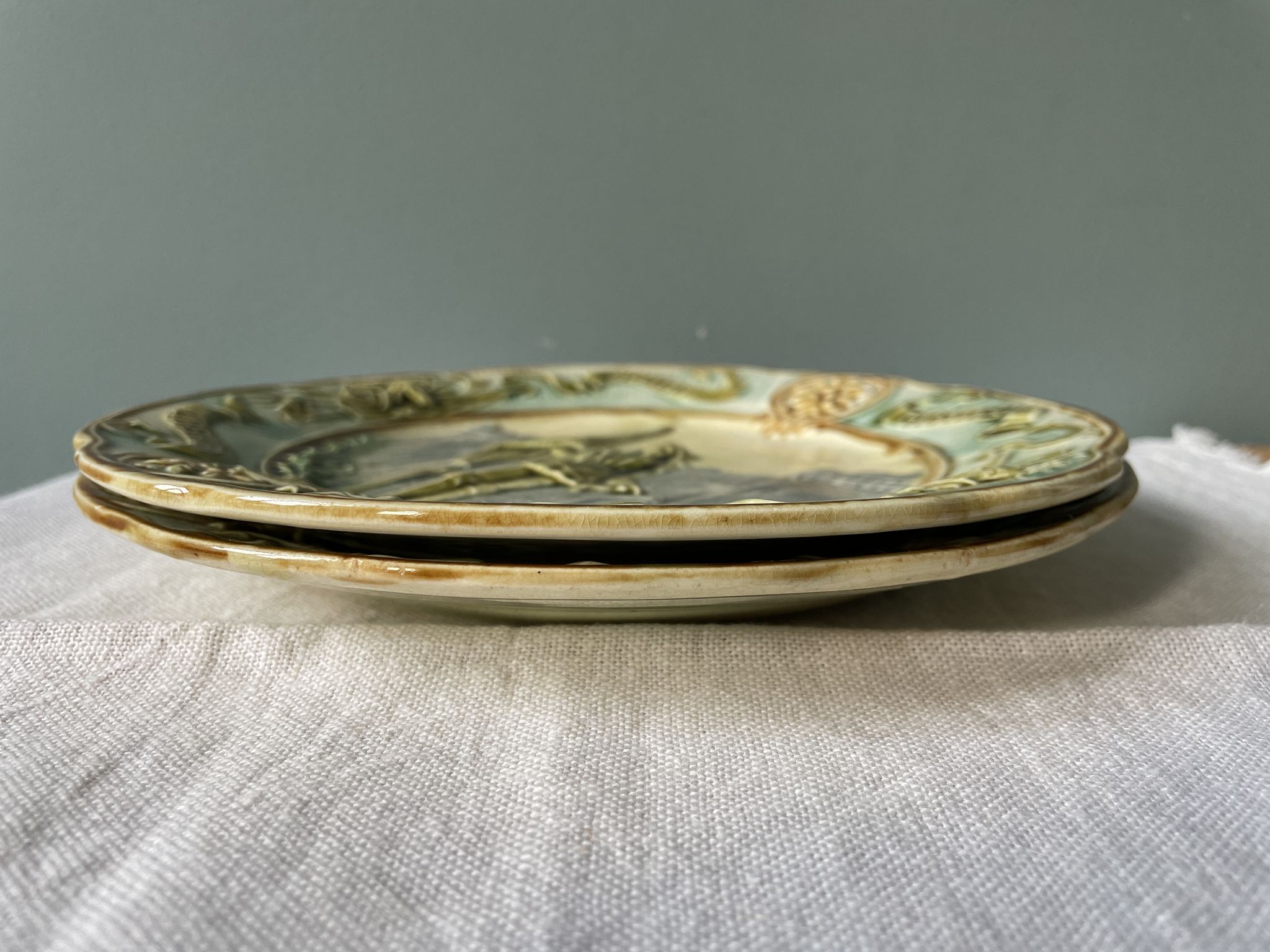 Set of two plates late nineteenth in slip Jeanne d'Arc
